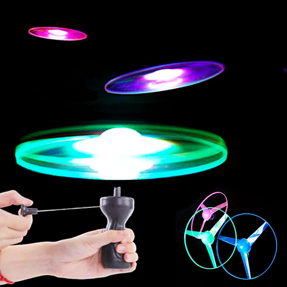 Brinquedo Voador Luminoso com Hélice e LED, Disco Voador com Corda de Puxar, Brinquedo UFO Giratório, Jogo Esportivo ao Ar Livre, Presente