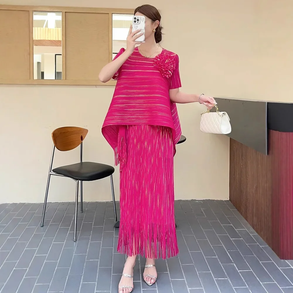 

Miyake Style Pleated Fashionable Gold Stamping Suit for Women 2025 Summer New Round Neck Top Tassel Skirt Two-piece Set