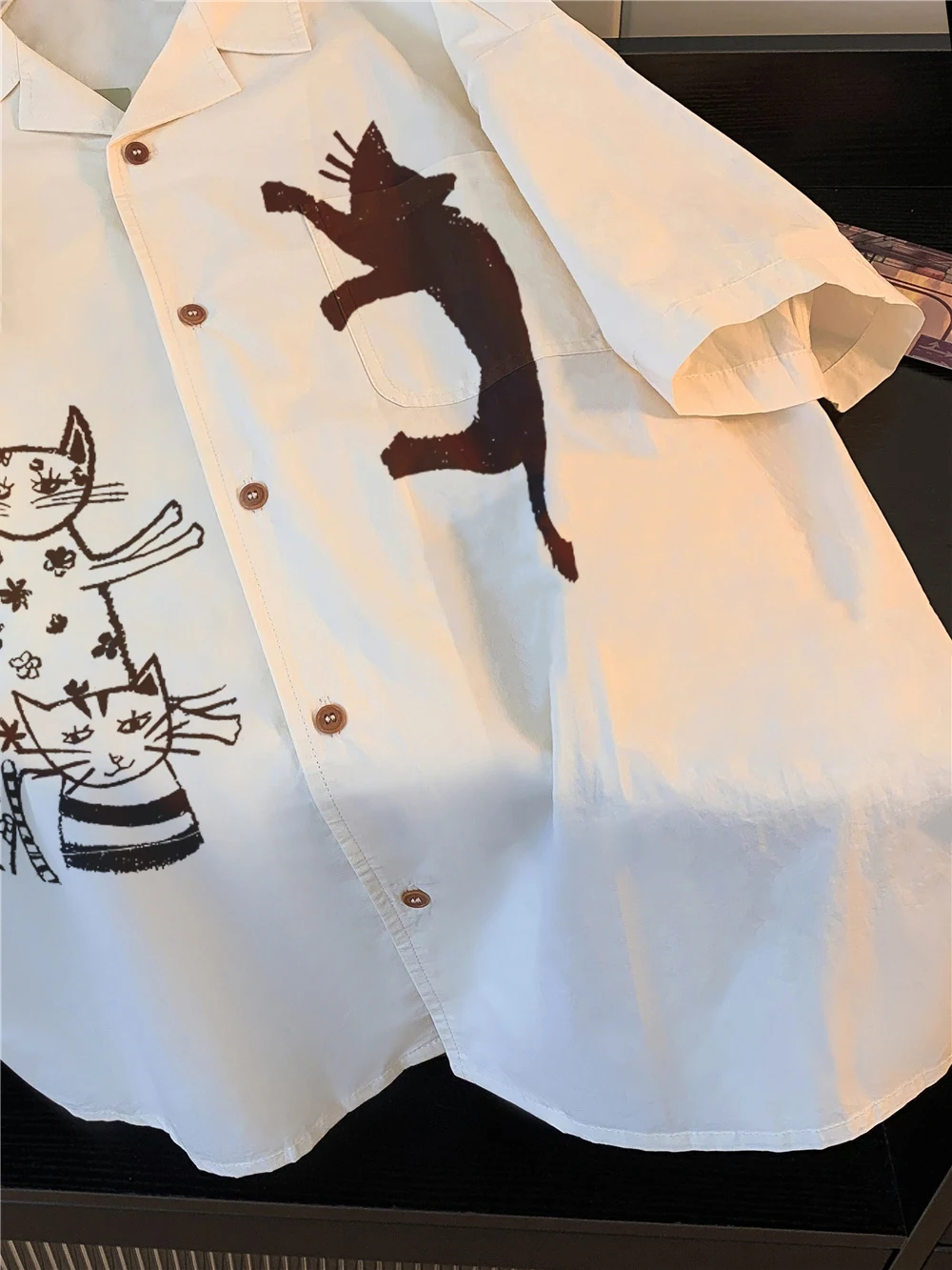 Csa Estampada de Manga Curta Solta e Estilosa sex Design Casual de Verão Funcionalidade de Conforto com Gola  Ajus...