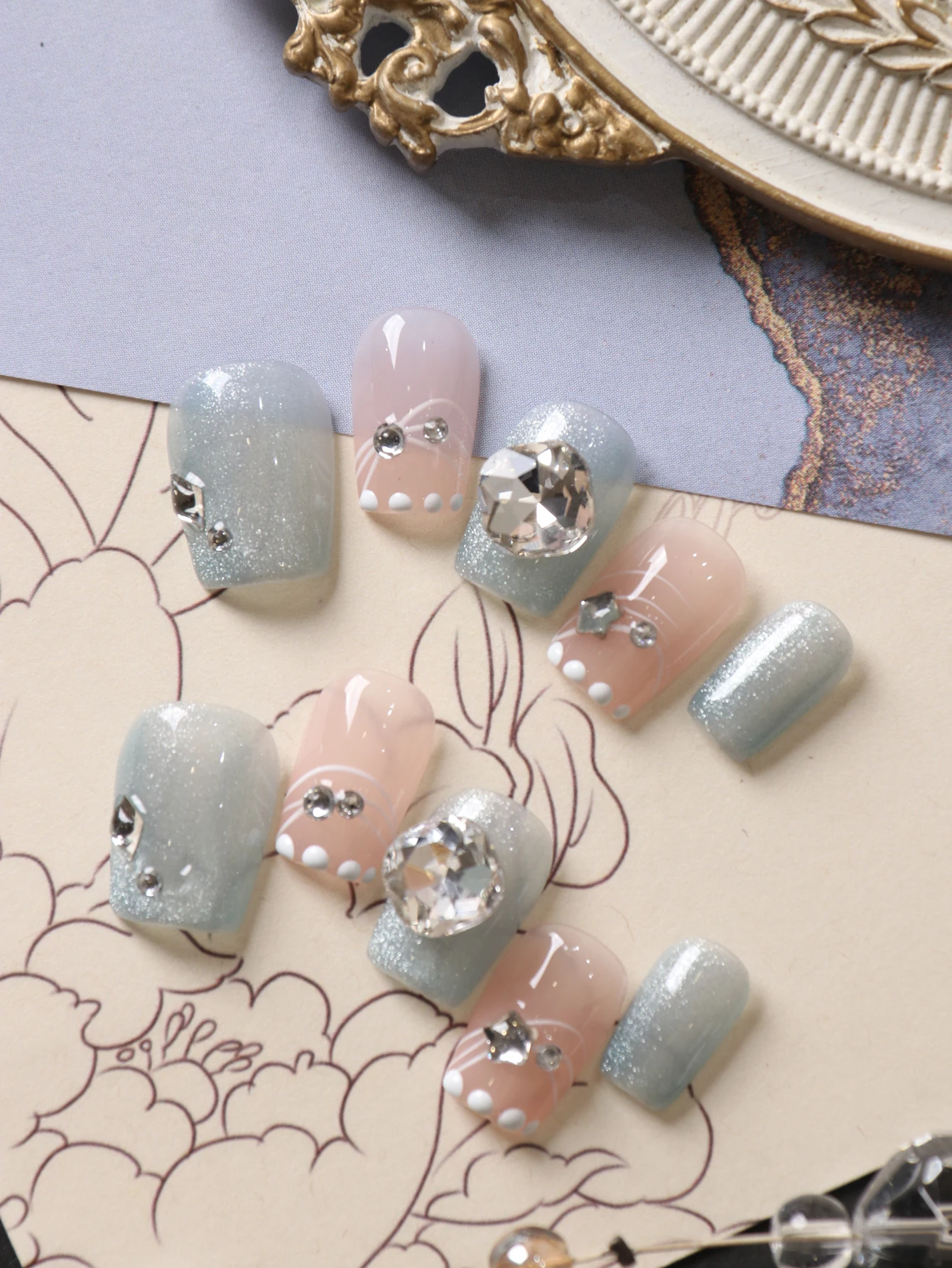 10 Stück Aufklebenägel Kurze Blaue Katzenaugen Glitzer-Diamanten Aufklebbare Kunstnägel Inklusive 1 Blatt Klebestreifen & 1 Stück Mini-Feile