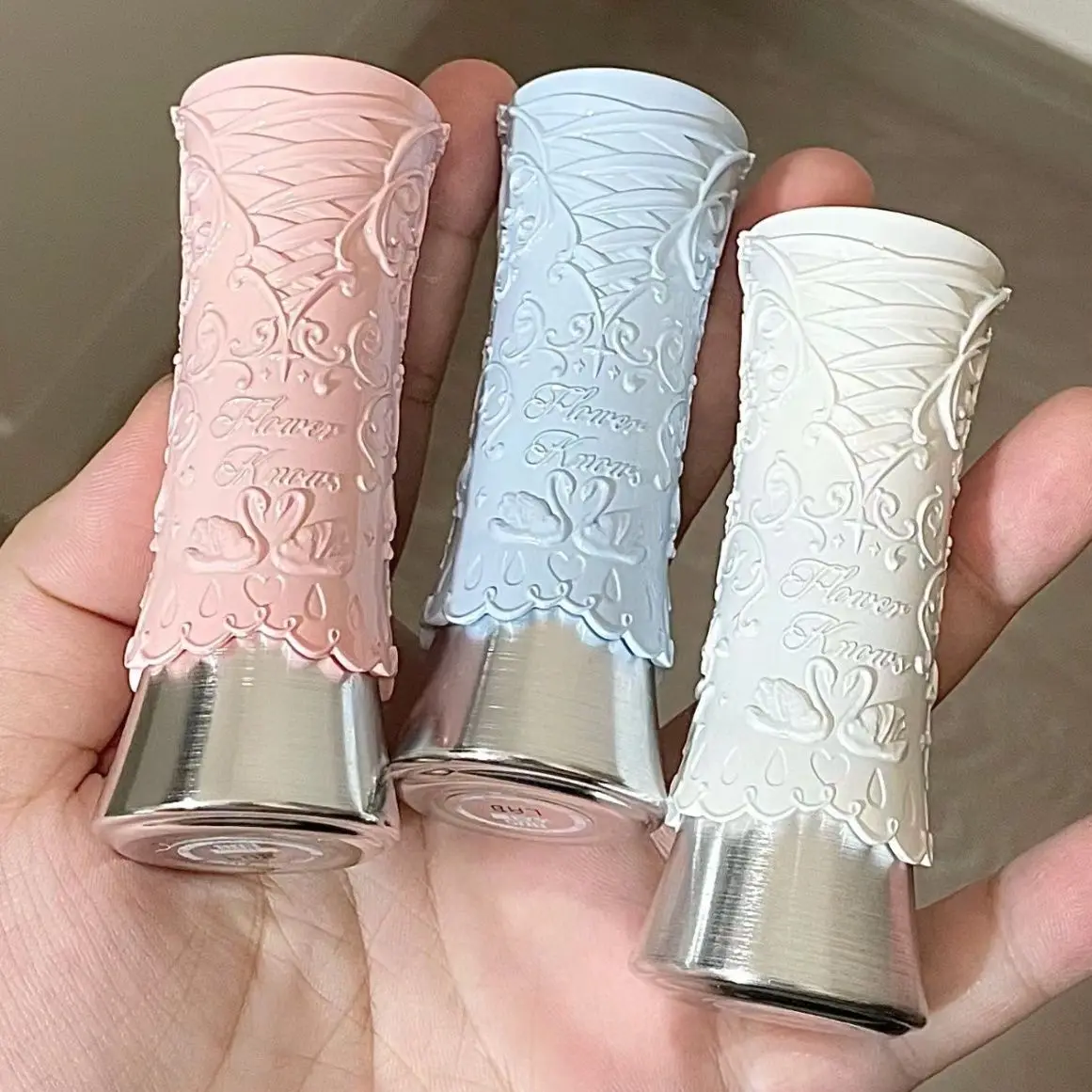 ملمع شفاه سادة من فلاور نوز سوان باليه ملمع شفاه F مقاوم للماء يدوم طويلاً ملمع شفاه لامع للنساء مستحضرات تجميل