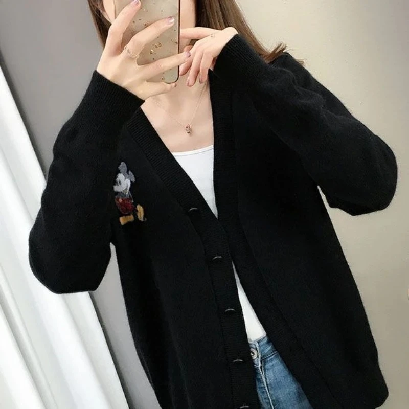 

Новинка 2026 года, вязаный кардиган с вышивкой Микки для женщин, свободный утягивающий повседневный верхний свитер средней длины с v-образным вырезом, пальто