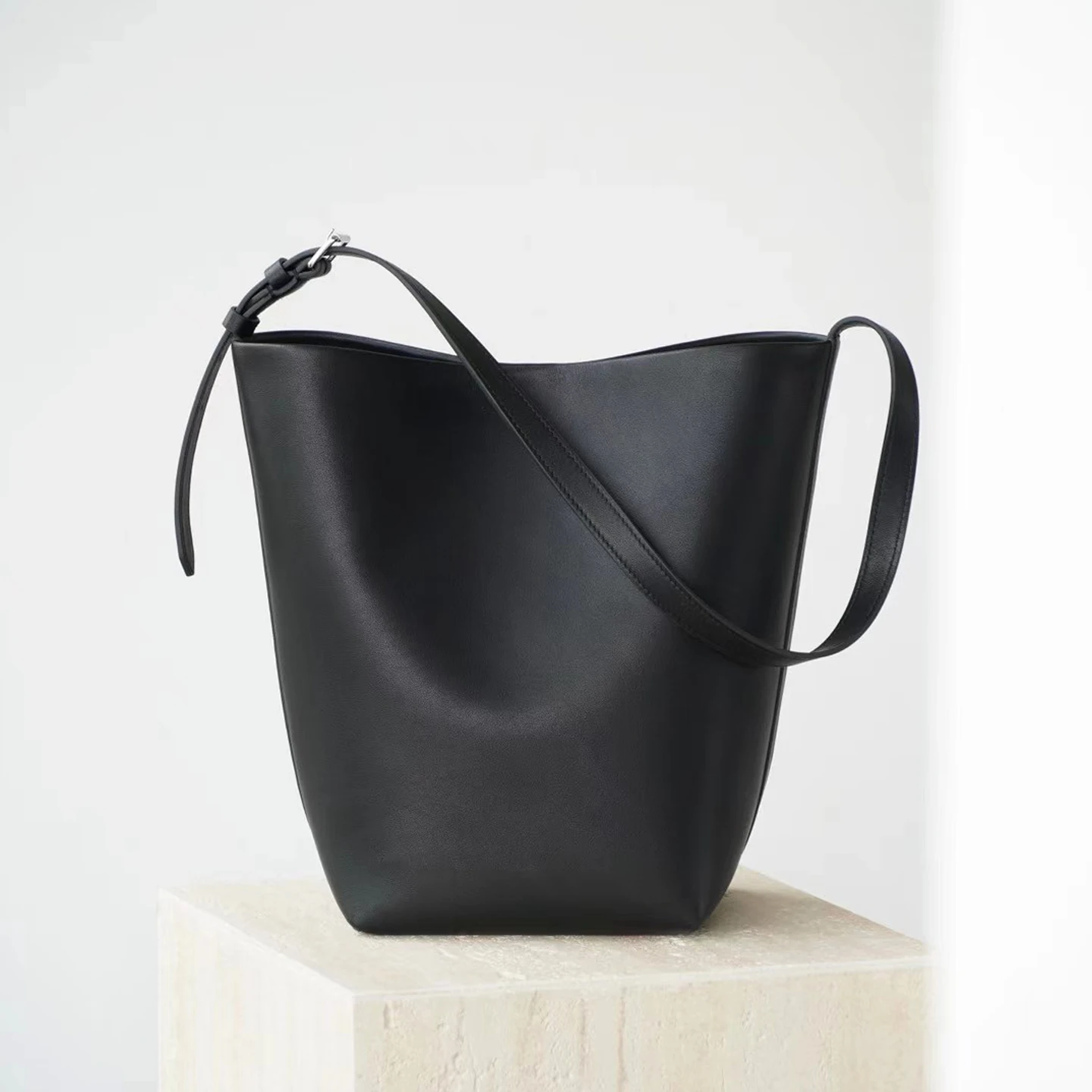 

Genuine Leather Bucket Bag Handbag Shoulder Bag Underarm Bag Soft Top Grain Cowhide Sheepskin Lining Versatile 2025 New Simple