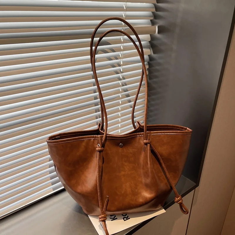 

Зимняя нишевая большая сумка 2025 года, просторная сумка через плечо, женская винтажная сумка через плечо для пригородных поездок, сумка с верхней ручкой «день-ночь»