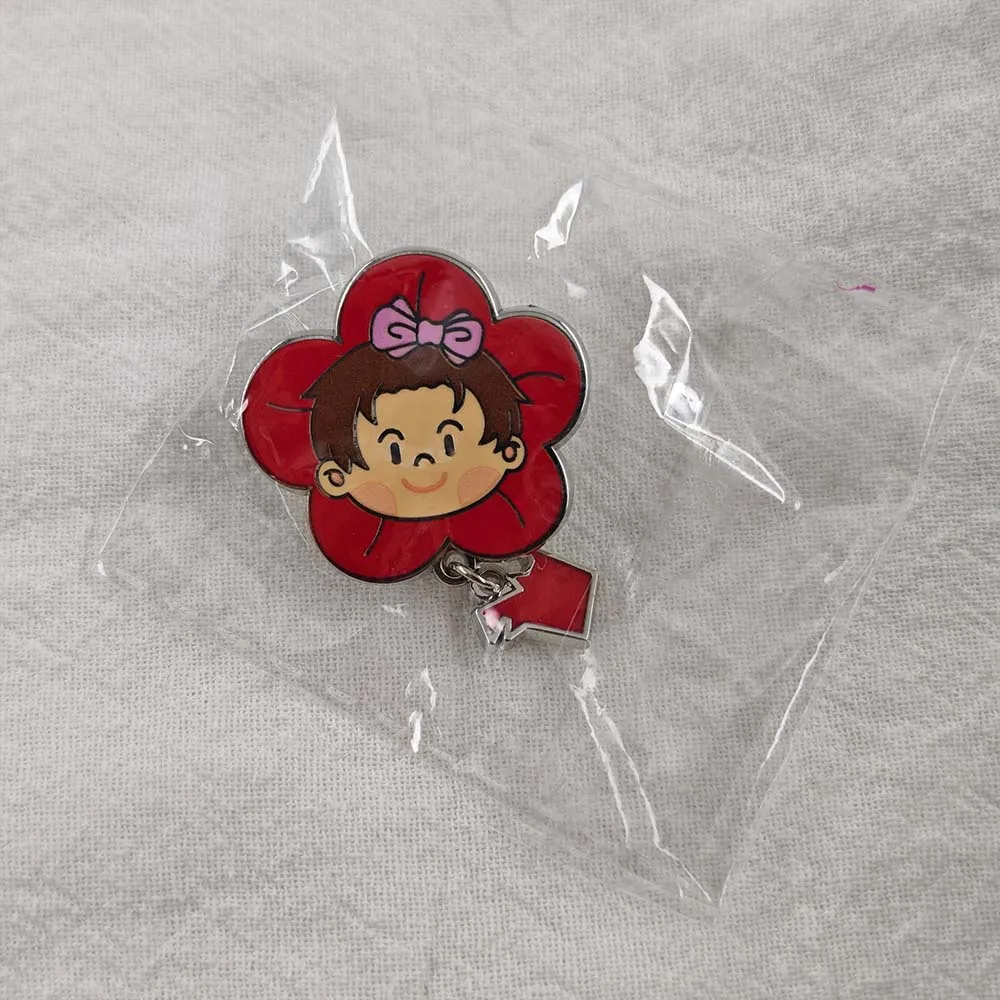 Niedliche Emaille-Pins mit Anhänger, Kawaii-Smile-Girl-Broschen, rote Blumen-Metallabzeichen, Anstecknadel für Rucksack, Jeansjacke, Geschenk. – Detail 1