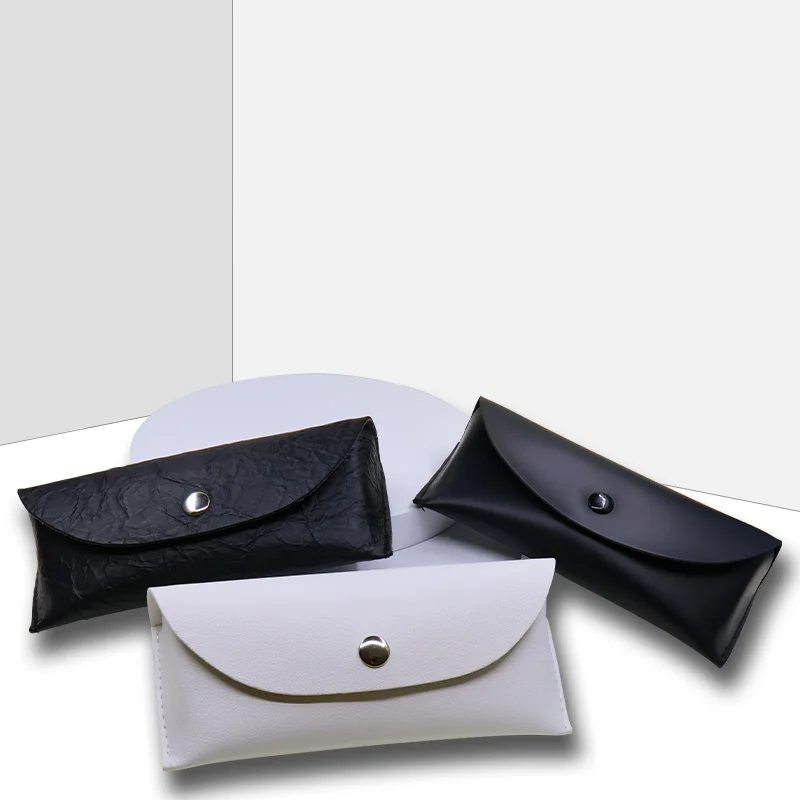 Hochwertiges Weiches PU-Leder Sonnenbrillen-Etui Modisches Schwarz-Weißes Brillenetui mit Druckverschluss Tragbare Brillenaufbewahrungstasche für Männer und Frauen