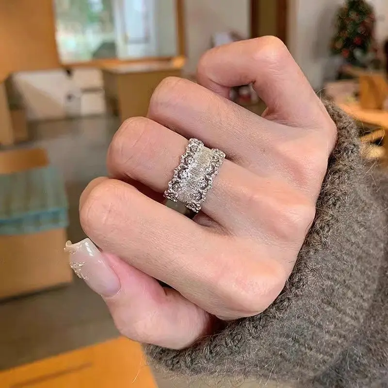 

Серебряное женское кольцо, новое, выдолбленное, матовое, инкрустированное бриллиантами, индивидуальное, усовершенствованное изысканное кольцо, чтобы подарить своей девушке.