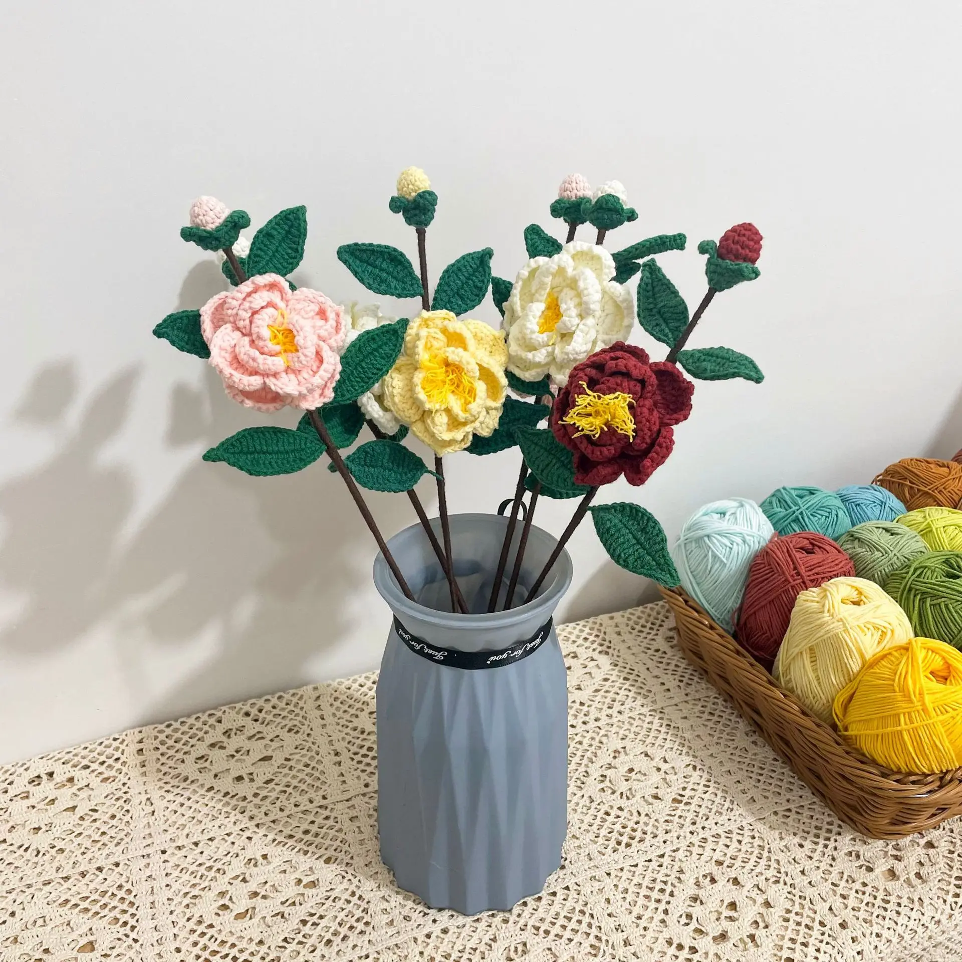 Confezione da 4 fiori artificiali camelia Knit Crochet Bouquet vaso Decor Home Office Desk decorazione di nozze giocattolo per maglieria