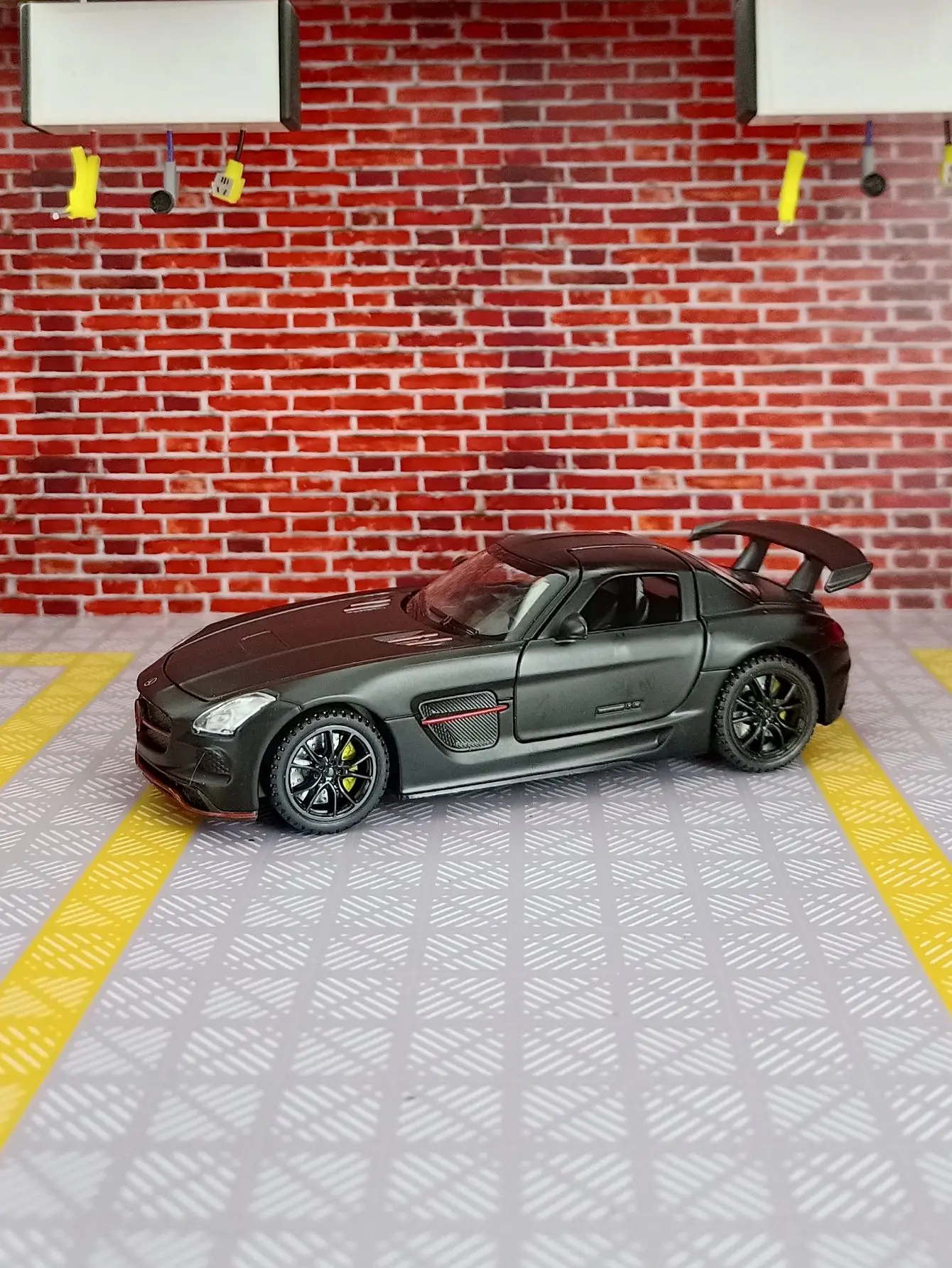 

1:32 SLS alloy car model ornaments pull back acousto-optic children's toys with rich details, fine workmanship