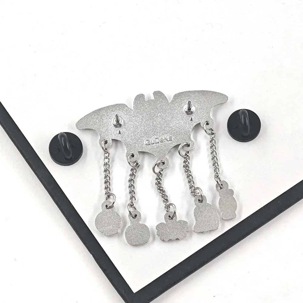 Pin esmaltado de Halloween con - Embroidery Gothic reseña y precio