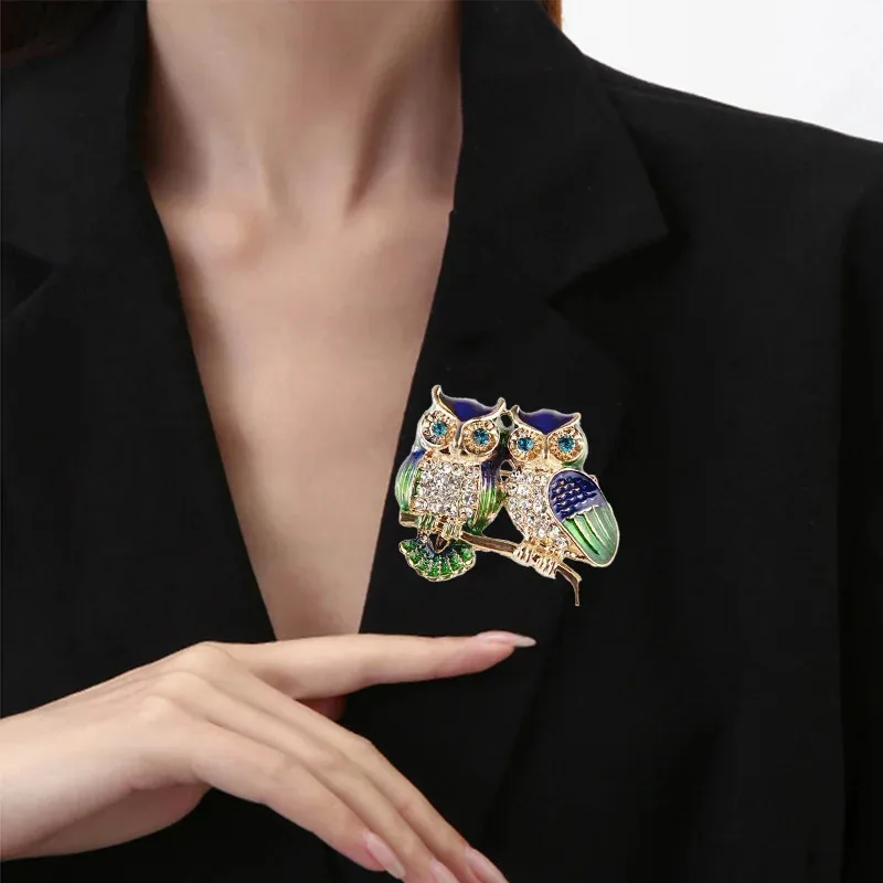 Fashionable Owl Brooch with Rhinestones, Alloy Animal Lapel Pin for Clothing, Scarves, and Bags - Versatile Accessory