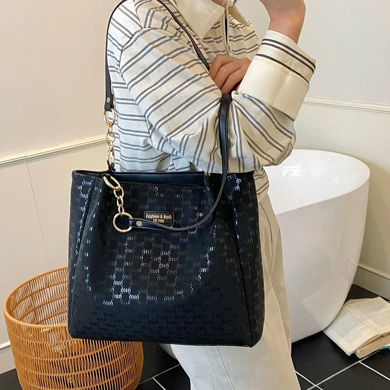 

2025 Chic Tote Bag for Women - Spacious Work & Campus Shoulder Bag, Trendy Underarm Purse with Zipper Pocket