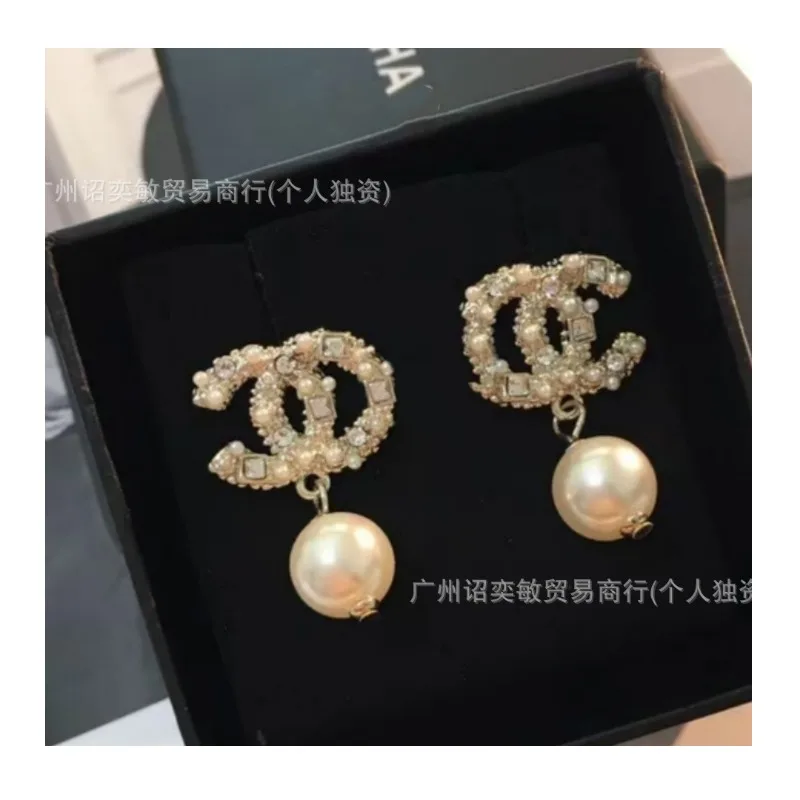 

Высококачественные серьги-гвоздики с бриллиантами и жемчугом, с боковыми вставками в виде букв, модные элегантные женские серьги-подвески