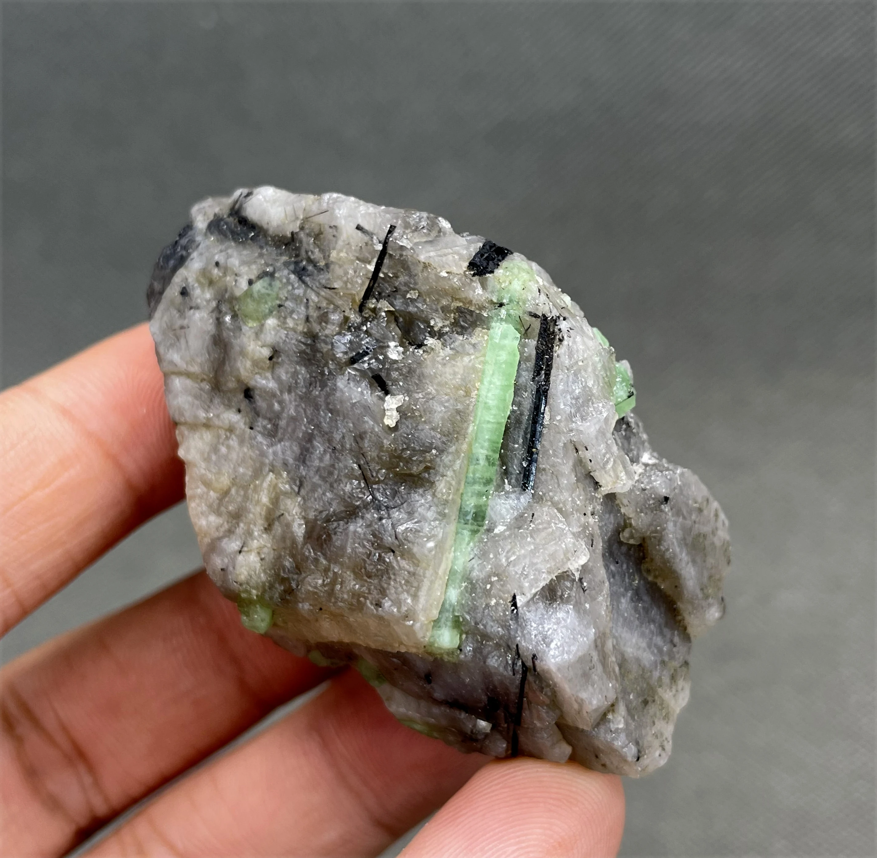 BEST! 64g Natural green emerald mineral gem-grade crystal specimens stones and crystals quartz crystals from China