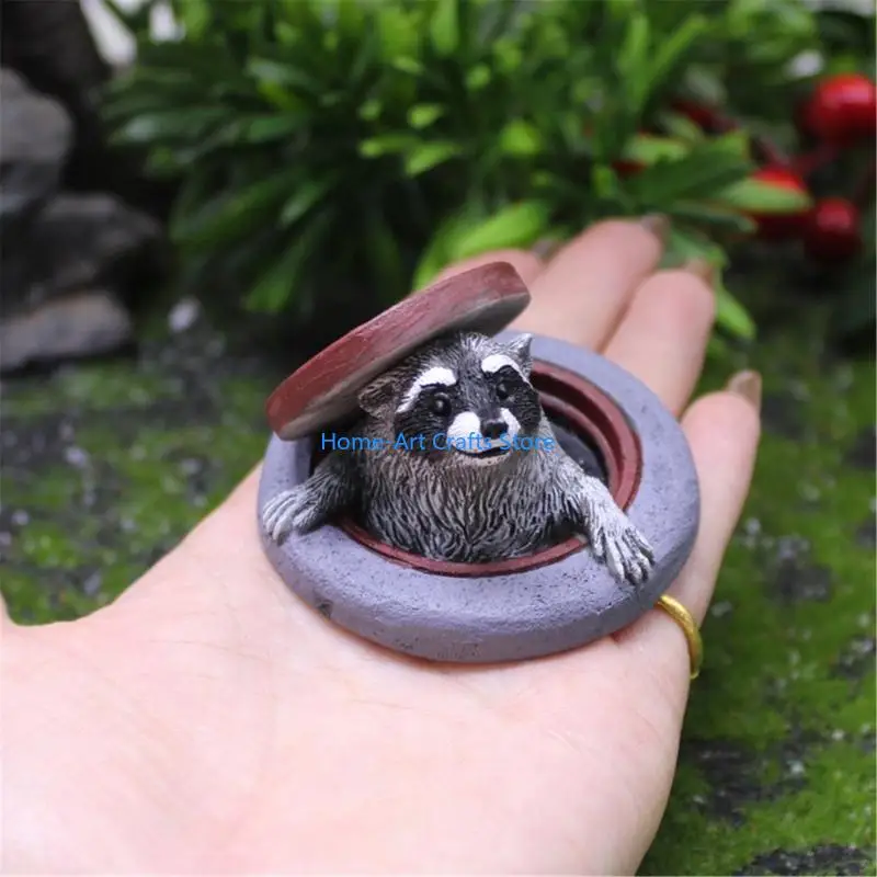 Y3NA Realistic Manhole Cover Raccoons Figurine Cartoon Animal Resins Statue for Desk Book Shelf and Garden Landscape Decors