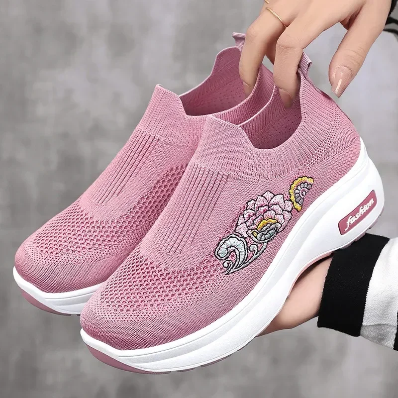 

Spring and Autumn Embroidered Peony Women's Height Increasing Shoes Breathable Women's Casual Shoes Outdoor Thick Soled Shoes