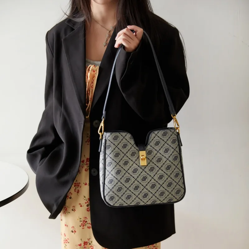 

Stylish Minimalist Unique Leather Clutch Bag For Women Casual Vintage Look With Letter Logo High-End Fashionable Design