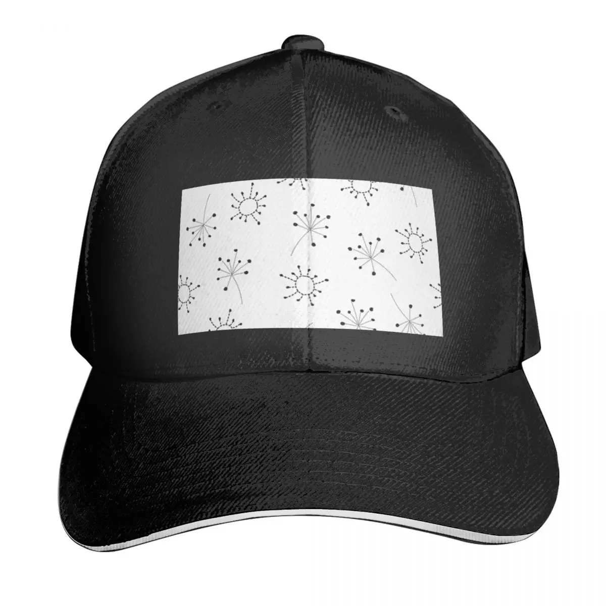 Gorras de béisbol con flores salvajes sobre fondo blanco, sombrero