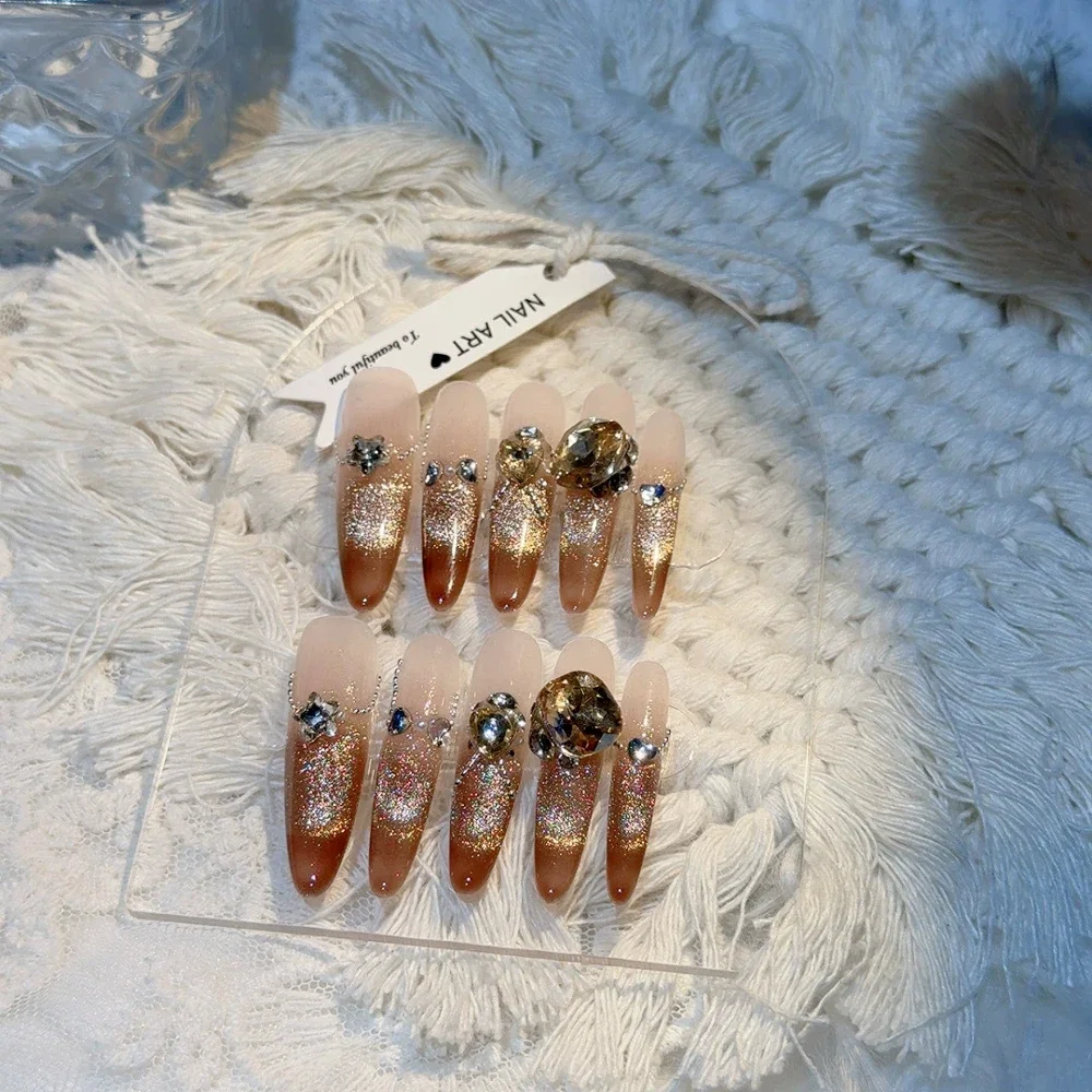 ยาวรูปไข่ Stilettos หรูหราภาษาฝรั่งเศสคําเจ้าหญิงสีชมพู Handmade กดบนเล็บ Art Rhinestone Cat Eyes Shining เล็บยาวของขวัญ