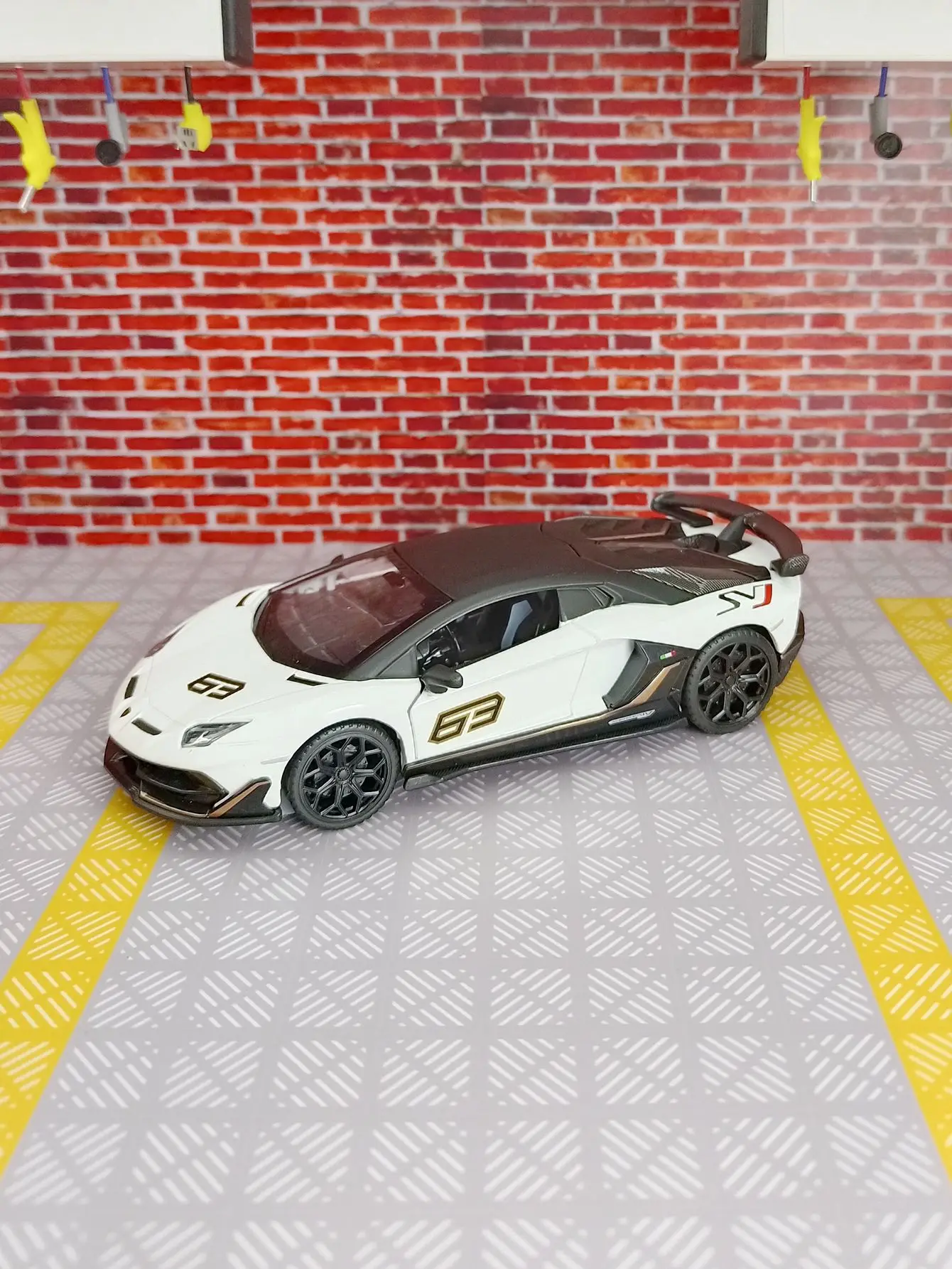 

Модель автомобиля Lamborghini SVJ63 из сплава, масштаб 1:32, с открывающимися дверями с обеих сторон, высококачественная работа.