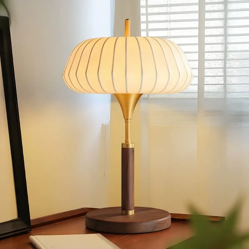 

French Desk Lamp Bedroom American Retro Simple Solid Wood High-end Designer Living Room Study Reading Decoration Bedside Lights