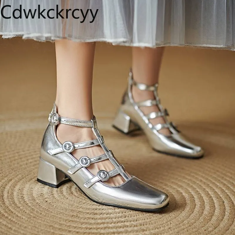 春秋の新スタイルのファッションハイヒールの女性の靴韓国語バージョンラウンドヘッドバックル装飾スクエアヒールの女性の靴