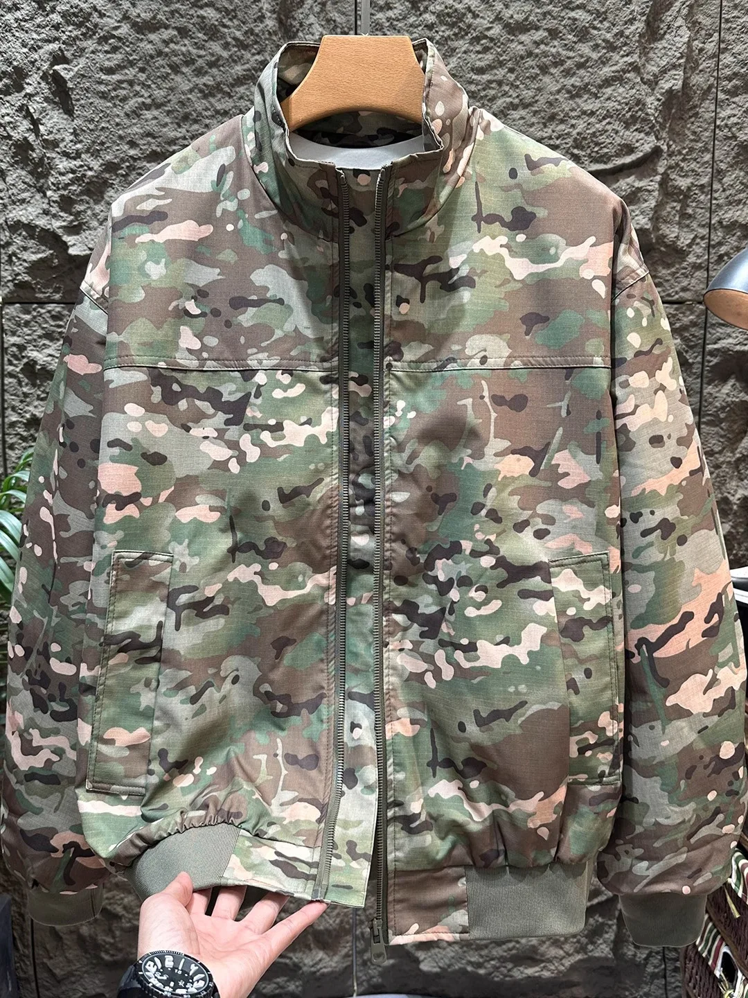 

Ретро-куртка в американском стиле с камуфляжным принтом, свободного кроя, ветрозащитная, для активного отдыха, повседневная, молодежная, модная, весна-осень, новинка, стильная, в уличном стиле, крутая