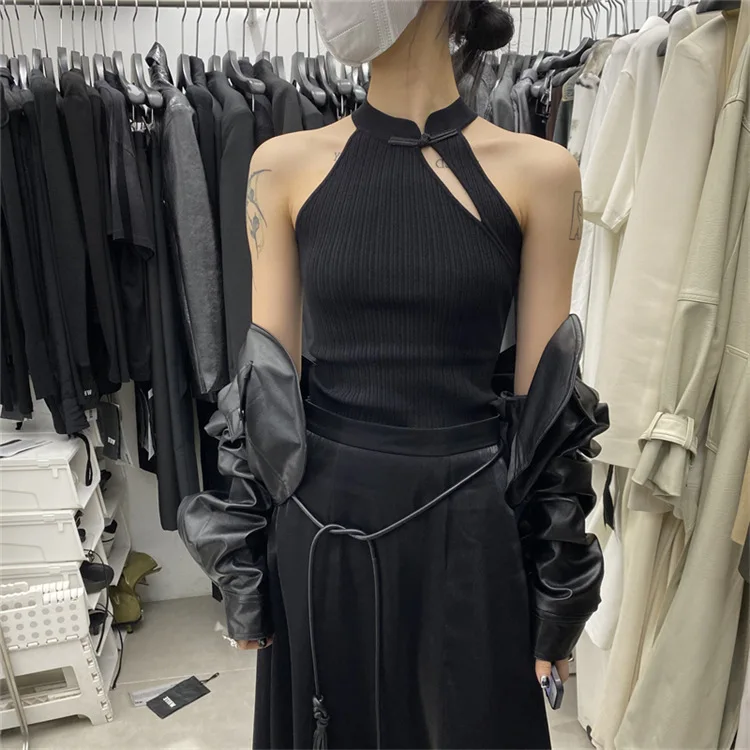 Elegancka kamizelka na lato 2024 w stylu chińskim, zapinana na guziki, z kołnierzykiem cheongsam, dopasowana, wyszczuplająca, podkreślająca ramiona, typu halter.