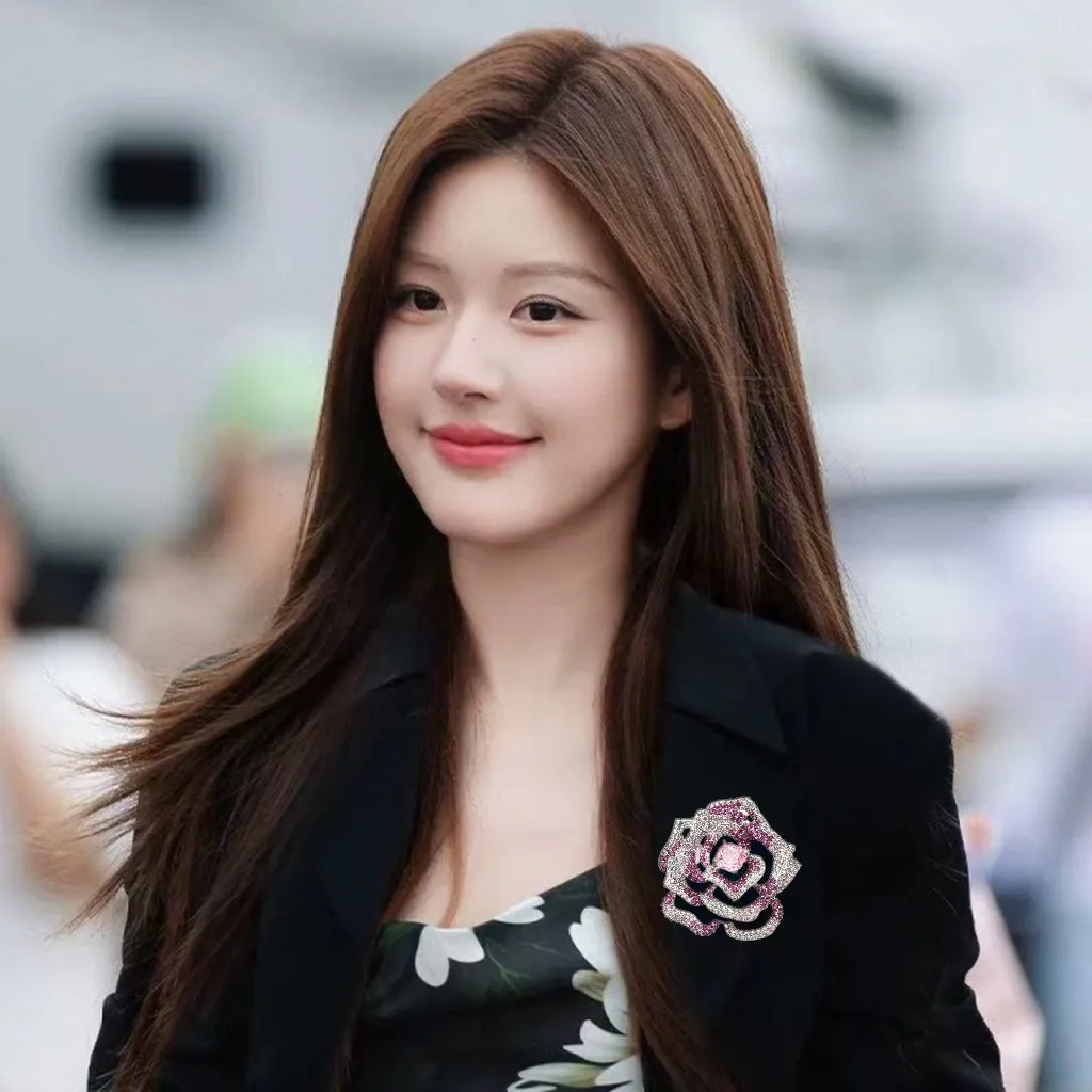 

Брошь-камелия со стразами для женщин, модный аксессуар, элитное ювелирное украшение, подарок для вечеринки, корсаж