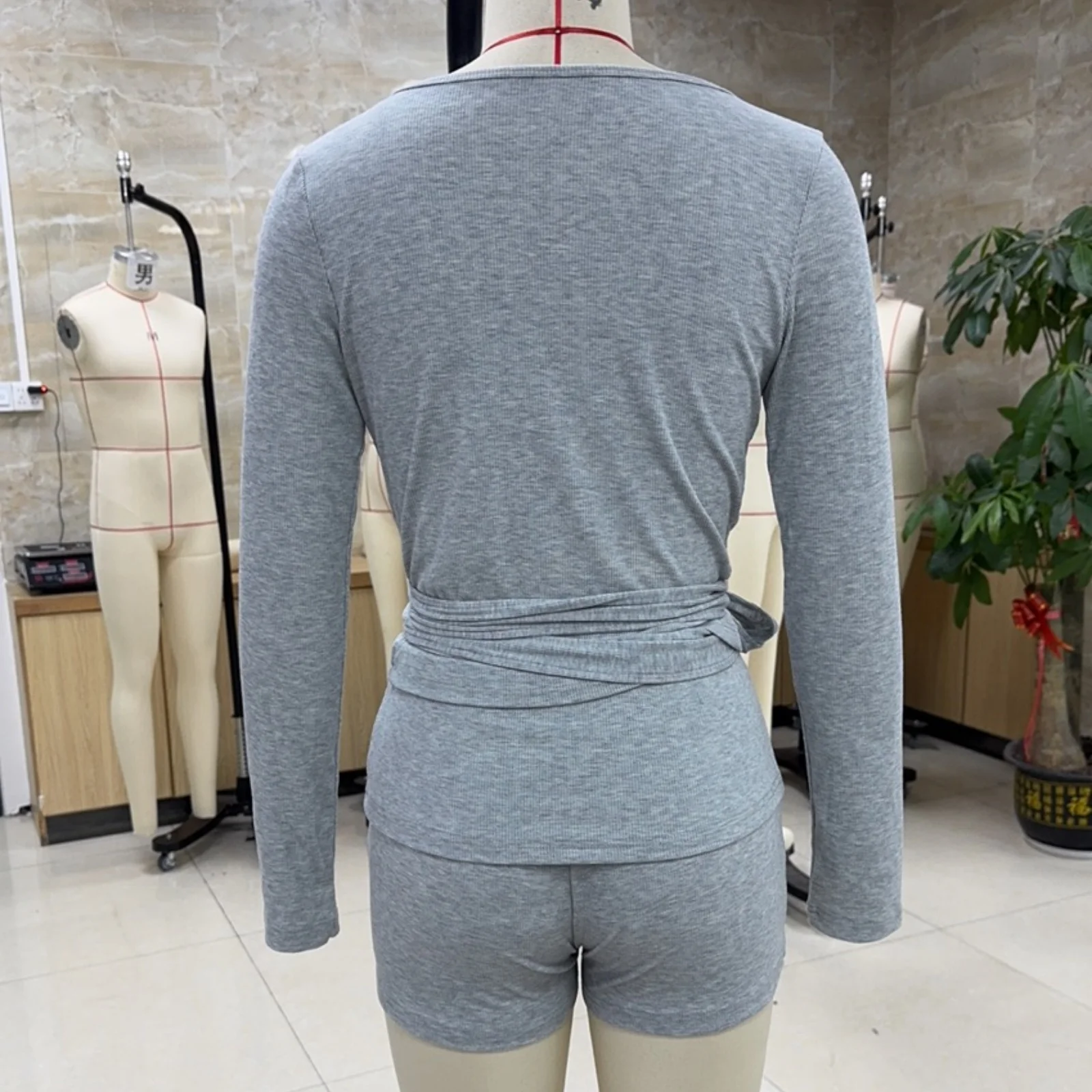 طقم شورت نسائي للتمرين بقصة ضيقة بلون سادة وأكمام طويلة ملفوفة وسروال قصير مكون من قطعتين ملابس رياضية صيفية قابلة للتنفس #3