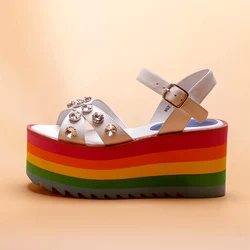 Estate arcobaleno Platform Sole sandali con gemme bottoni con strass bottoni in pelle bianca con zeppa scarpe donna sandali stile roma