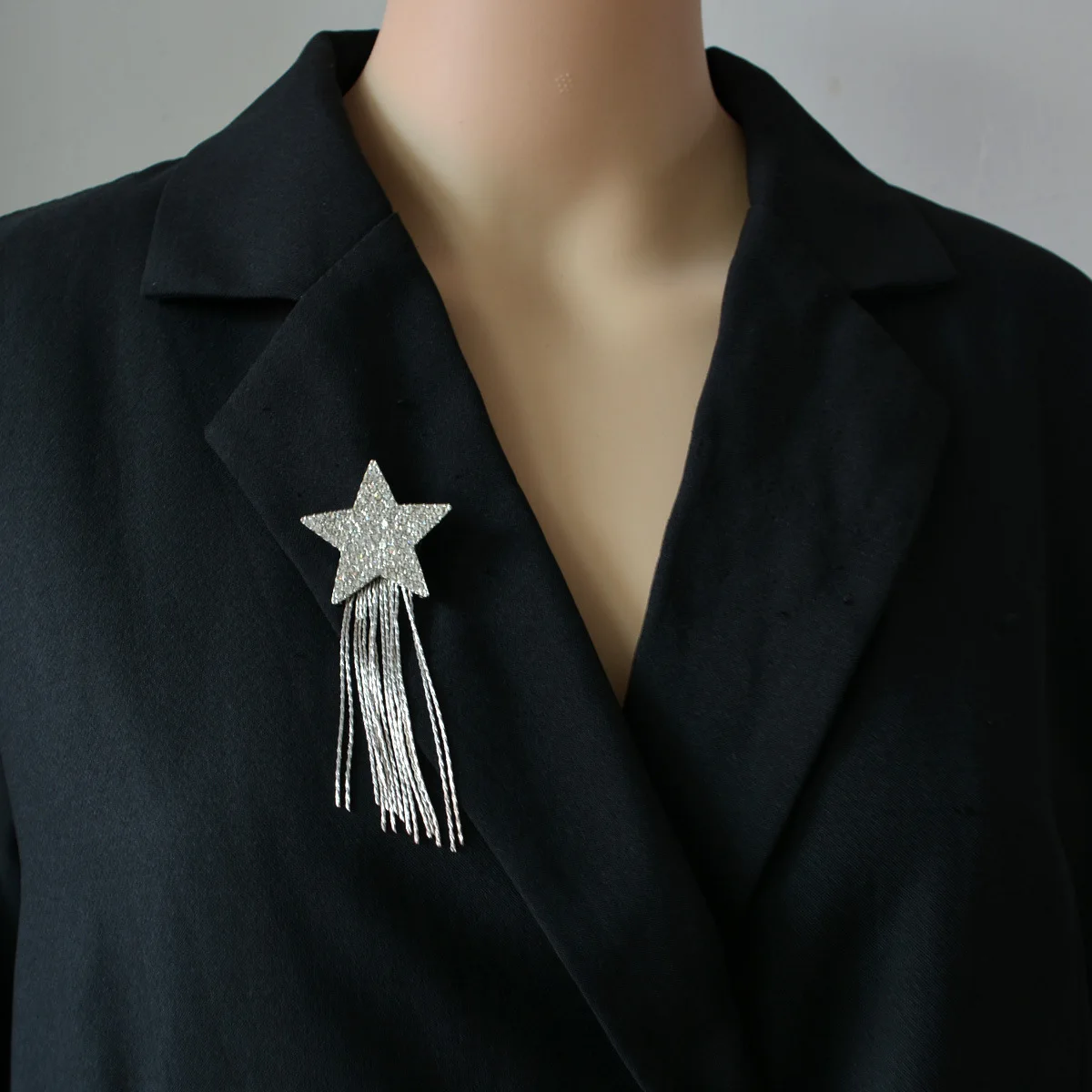 

Luxury Tassel Star Brooches for Women Rhinestones Crystal Lapel Pins Sweater Suit Corsage Fashion Jewelry Badge Accessories