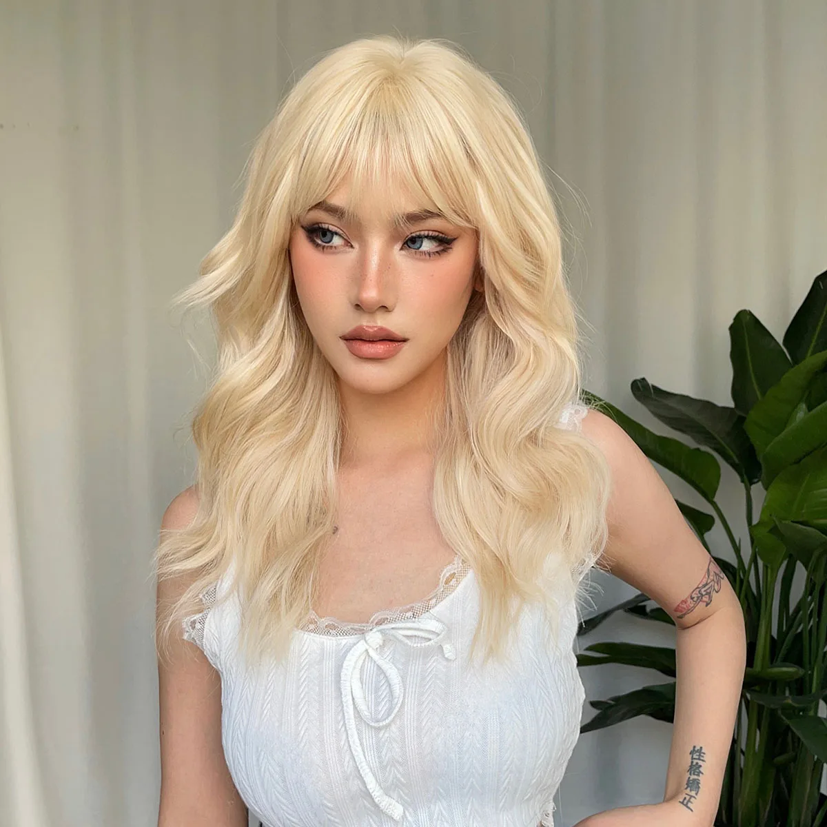 Light สีบลอนด์สีเหลืองวิกผมสังเคราะห์กับ Bangs Lolita คอสเพลย์กลางความยาว Curly Wave Wigs สำหรับสีขาวธรรมชาติความร้อนทน