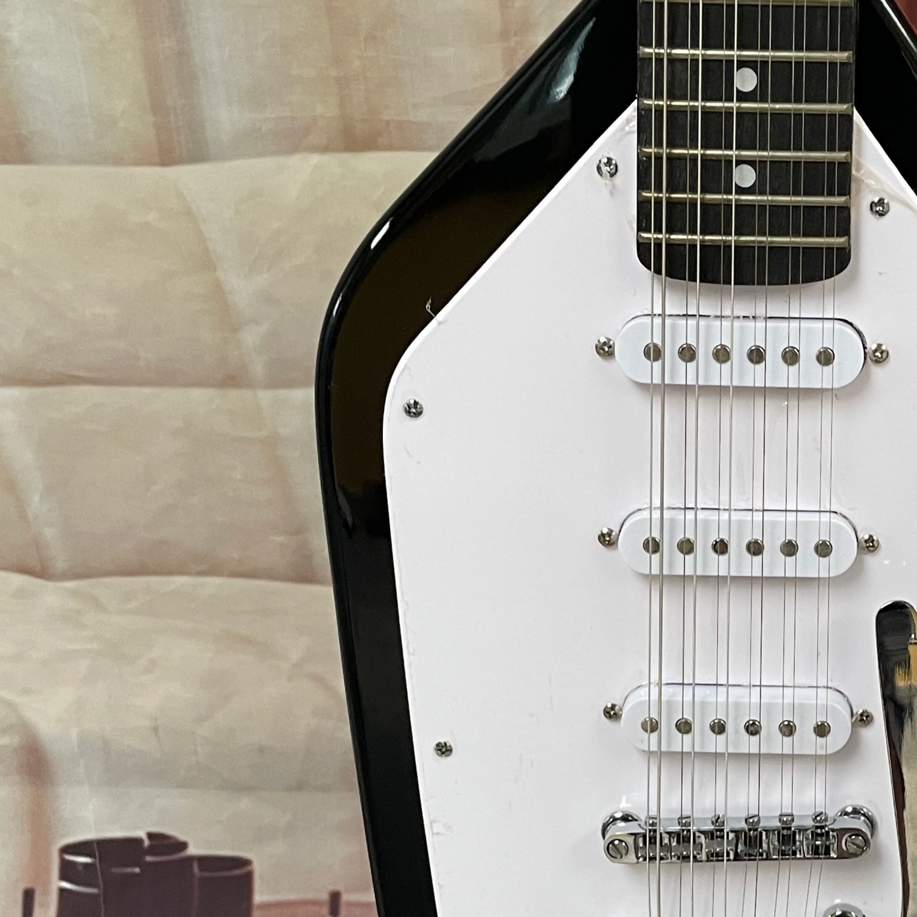 12-string electric guitar with rosewood fingerboard, SSS pickups, tremolo system guitars—rare collectible electric guitarra view 5