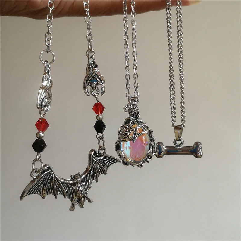 Gothic Punk Hundeknochen Tier Schwarze Fledermaus Anhänger Kristallperlenkette Halskette Choker für Frauen Halloween Y2K Einzigartiges Schmuckgeschenk