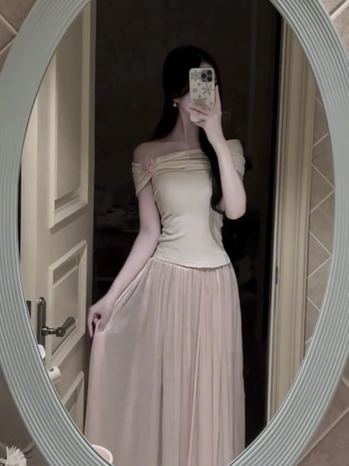 توب نسائي صيفي مثير بتصميم زهور ثلاثية الأبعاد بكتف واحد، قميص قطني ضيق على الطراز الكوري للعمل