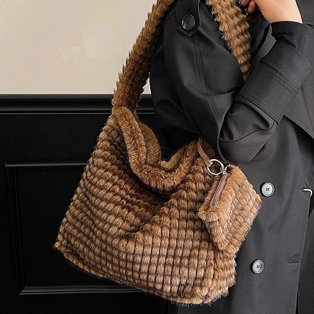 

Winter Plush Hobo Shoulder Bag Soft Faux Fur Bags for Women Handbag Ruched Plaids Crossbody Bag Warm Quilting Shopper Tote Chic