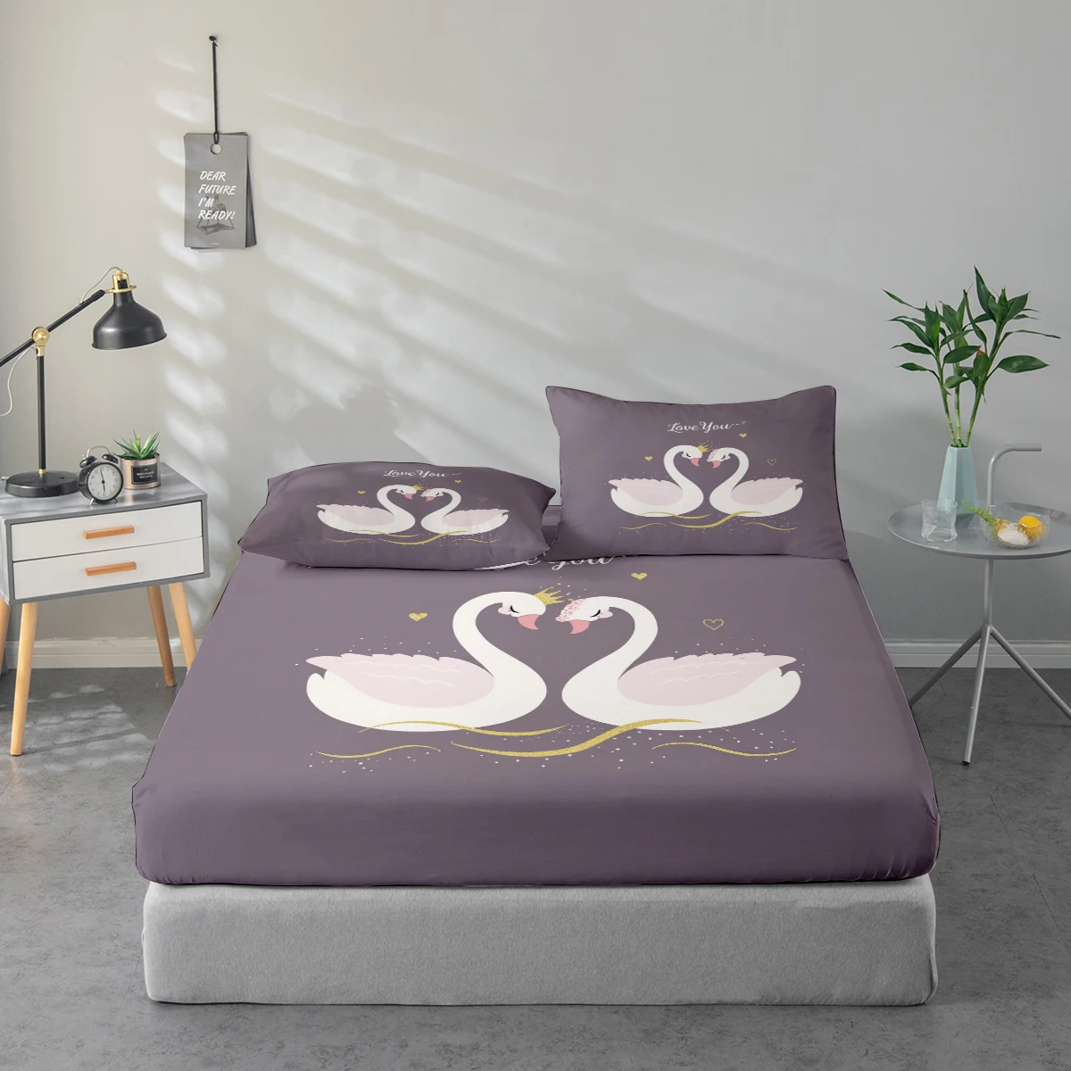 

Комплект постельного белья с принтом «Лебедь»: простыня на резинке, наматрасник и наволочки. Комплект постельного белья с высококачественной печатью, включает 1 простыню на резинке + 1 или 2 наволочки (1 наволочка для размера 60*100 см и 2 наволочки для р