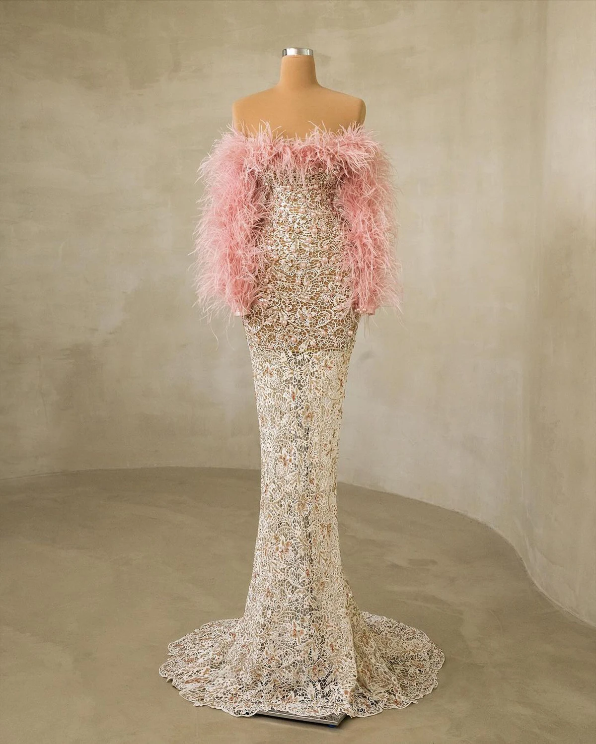 Sexy Feather Evening Dress Strapless Lace Illusion Prom Gowns Custom Made Pearls Beading Robes De Mariée Sweep Train