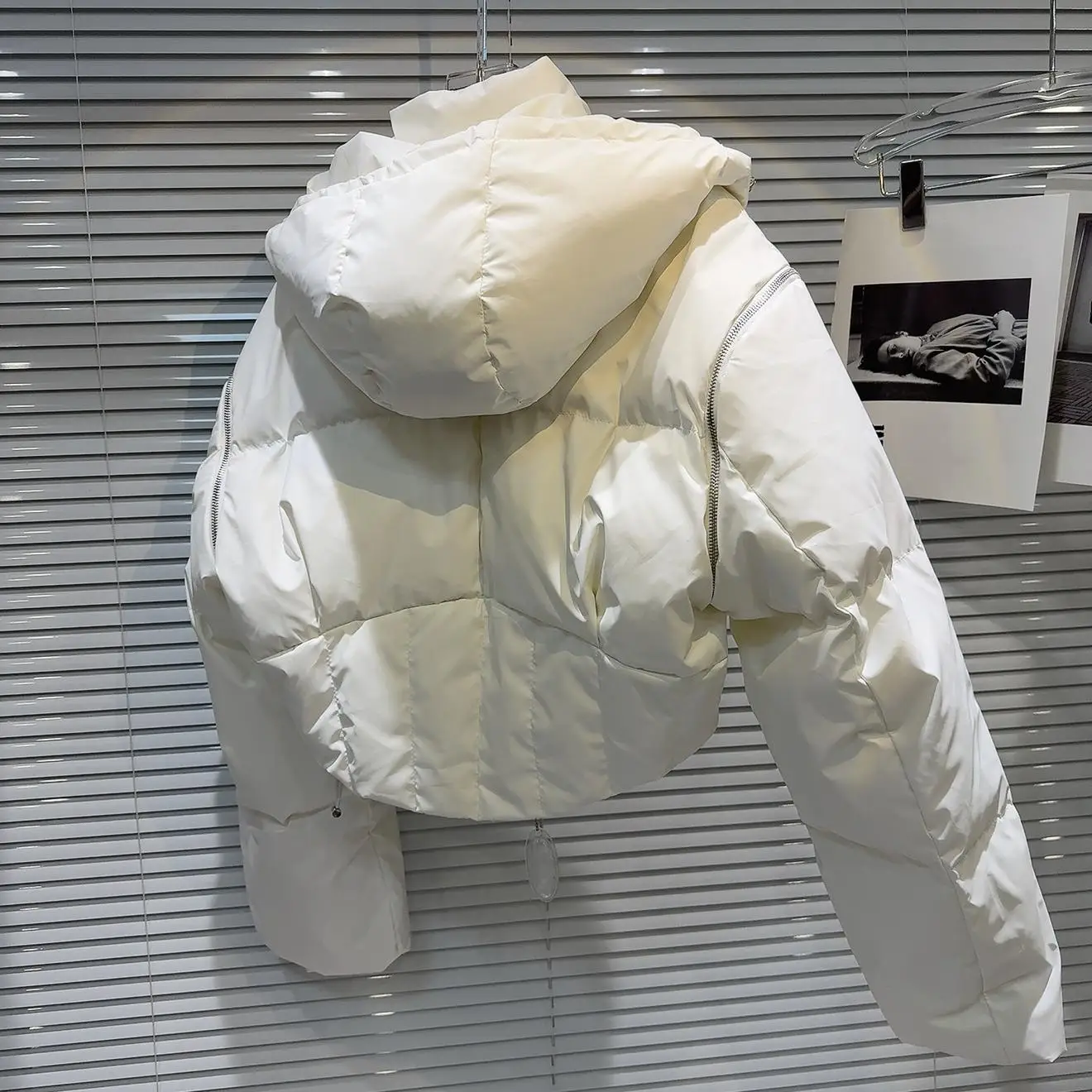 Zimowa kurtka puchowa z kapturem i szalikiem, modna odzież wierzchnia dla kobiet, biało-czarna, nowość 2025.