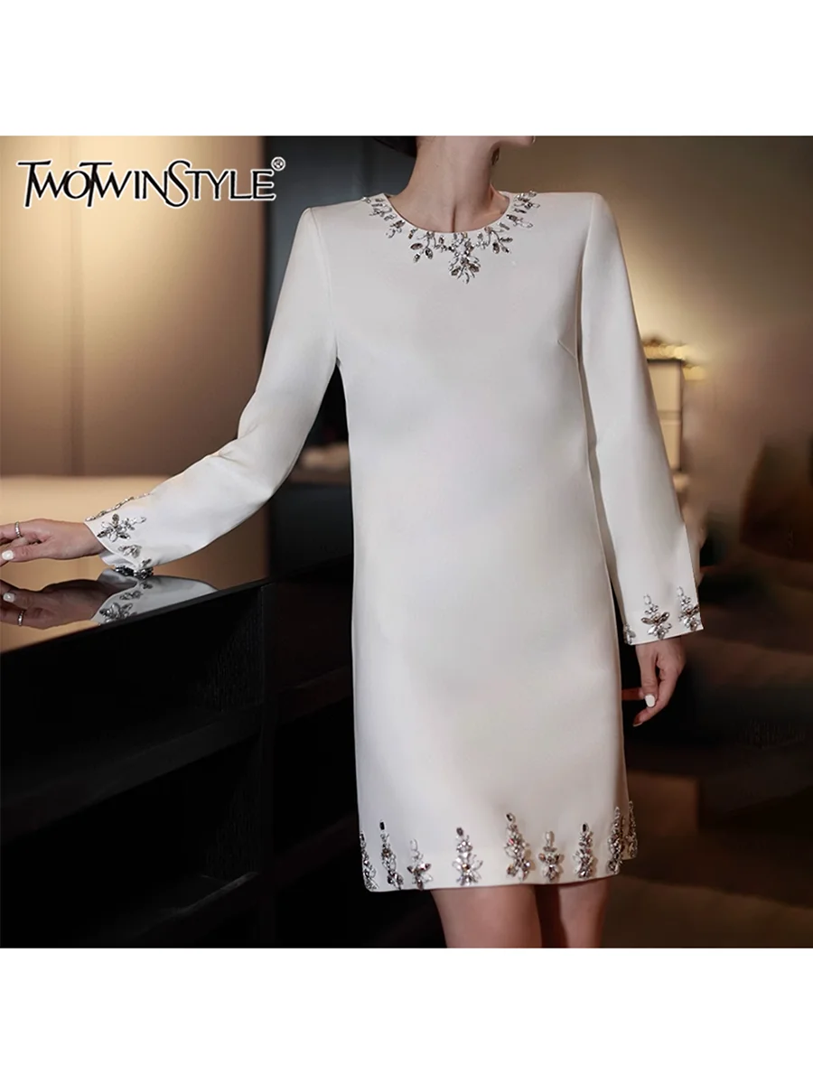 

TWOTWINSTYLE однотонные утягивающие платья с бриллиантами для женщин, темпераментное платье с круглым вырезом и длинными рукавами, высокой талией, женская мода