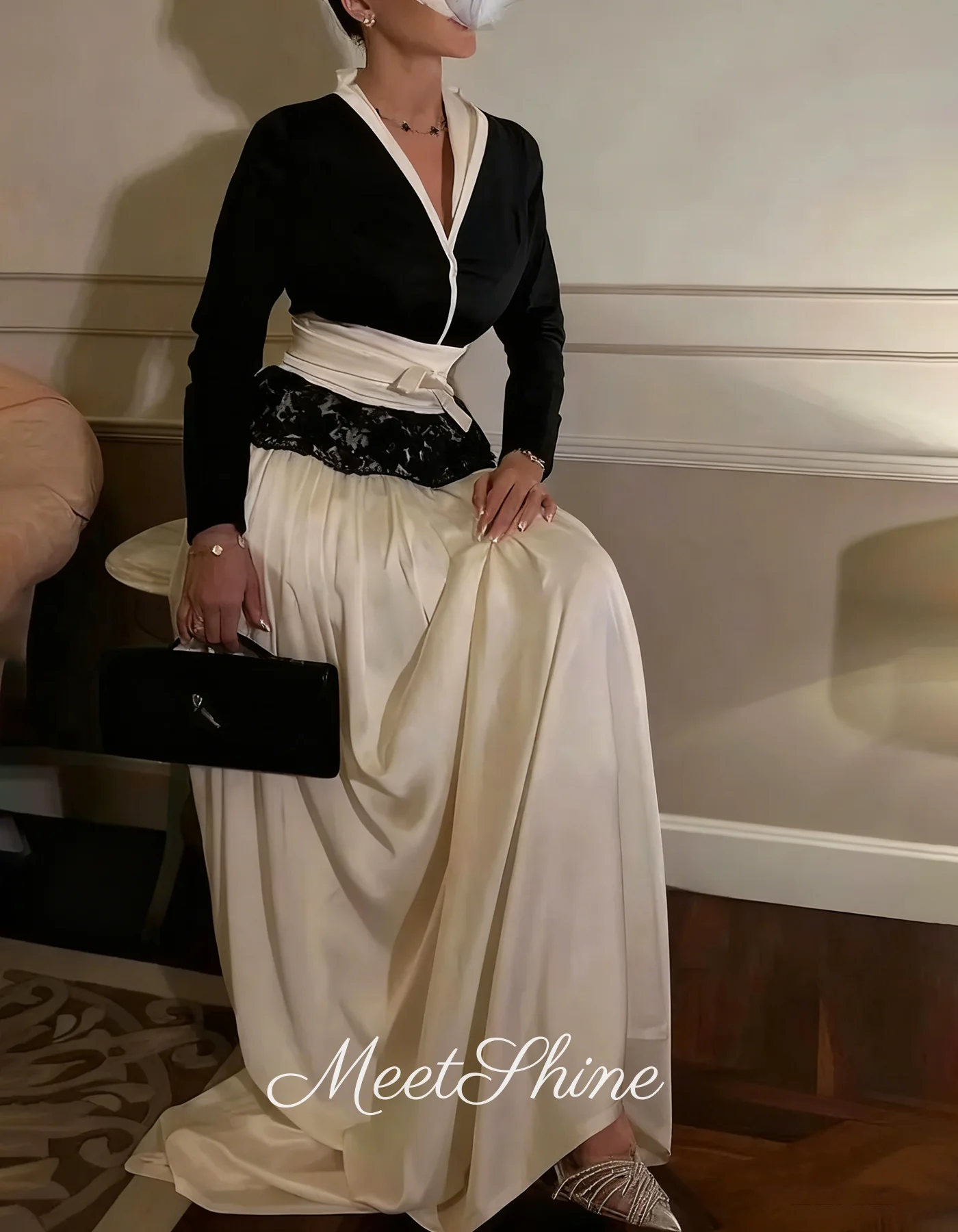 Vestidos de Noche plisados de satén de manga larga, corte en A, color negro, Dubái, moderno, con cuello en V, encaje blanco, vestido de fiesta, vestidos de graduación personalizados