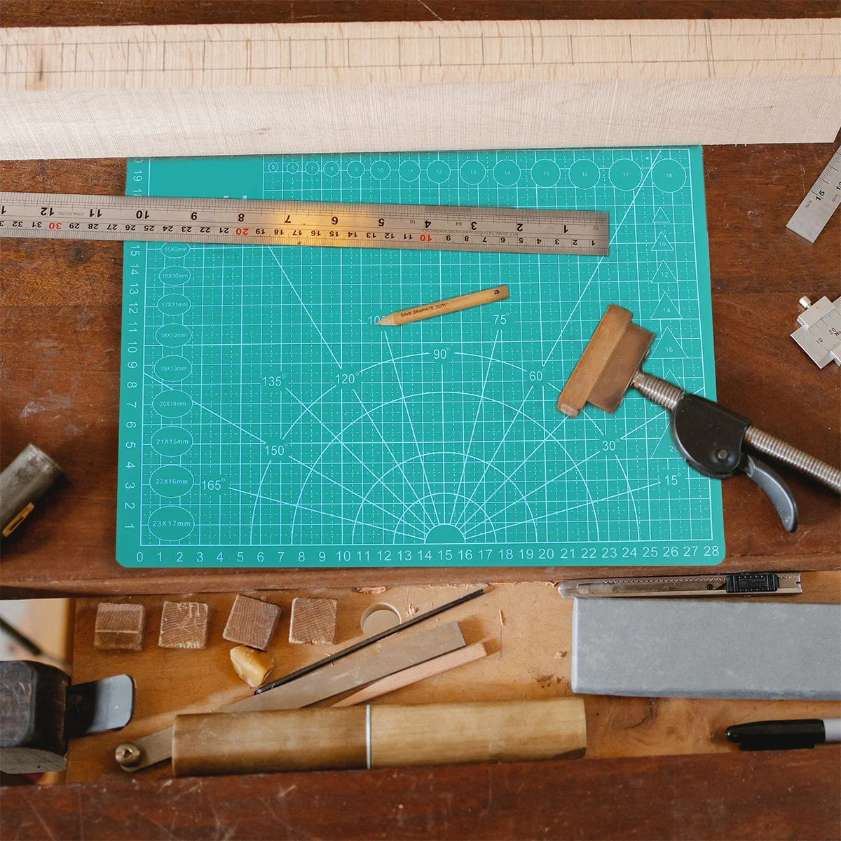 แผ่นรองตัด PVC ซ่อมแซมตัวเองได้ แข็งแรง ยืดหยุ่น ทนทานต่อการตัดซ้ำๆ ไม่ลื่น เหมาะสำหรับงานศิลปะ งานฝีมือ และงานตัดกระดาษ