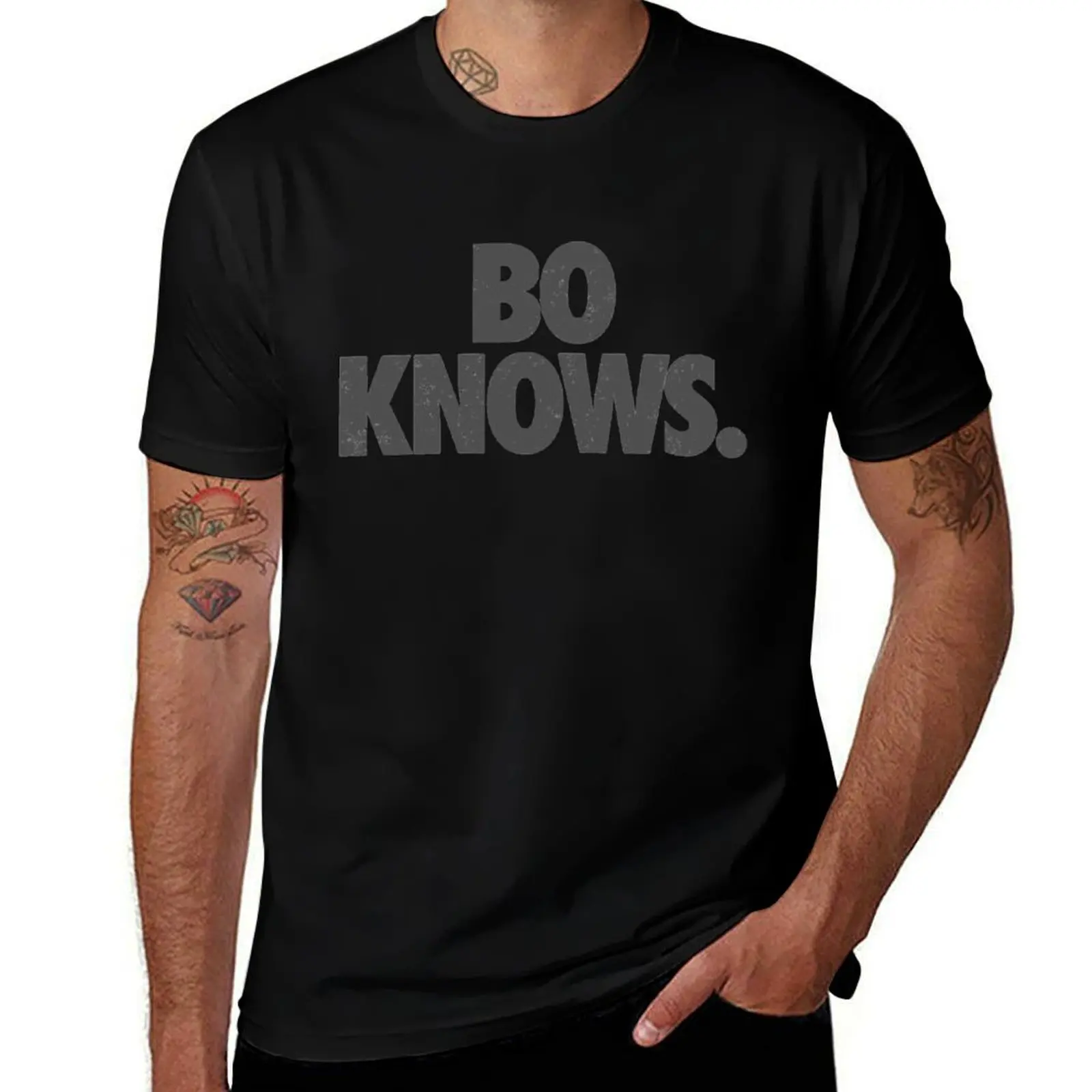 Bo Knows - T-shirt gris avec logo textuel vintage, haut décontracté minimaliste à manches courtes