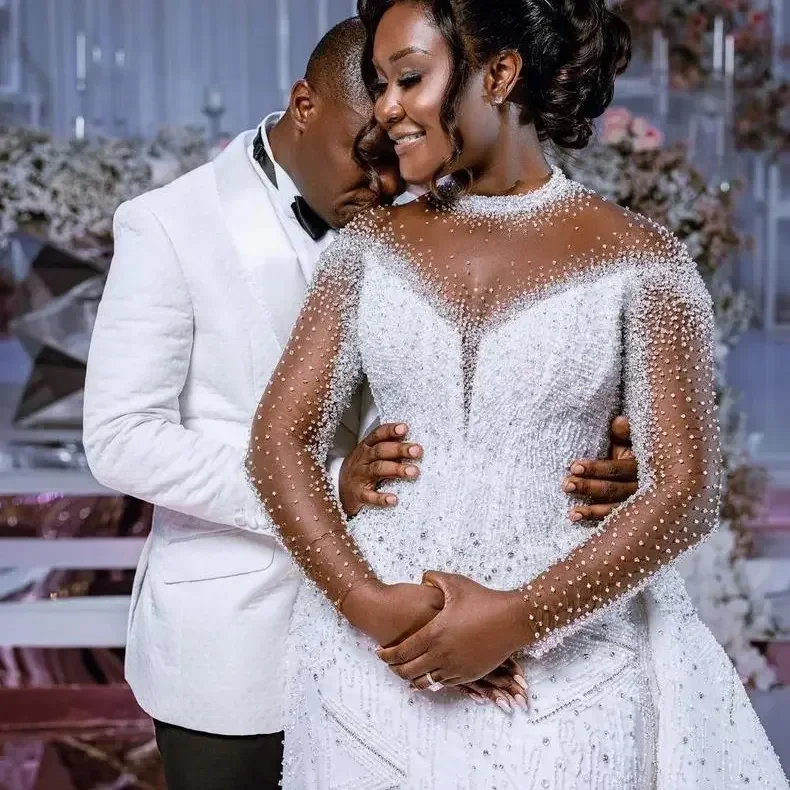 Robes de mariée sirène à perles lourdes personnalisées avec traîne détachable col transparent manches longues robes de mariée robes sur mesure