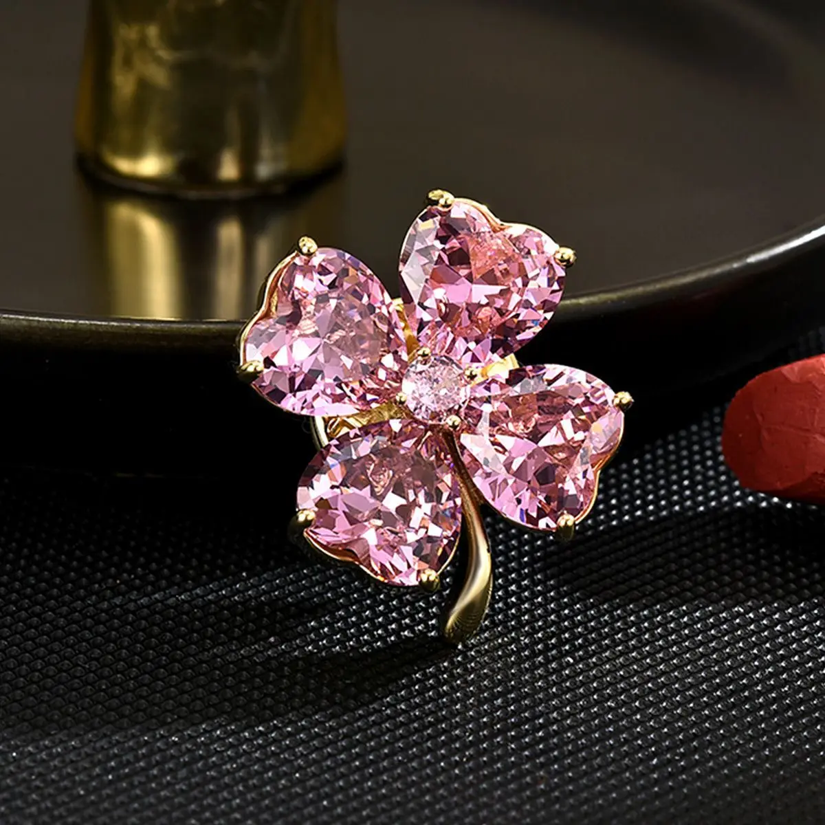 

High-end Pink Leaf Clover Magnetic Brooch Pin, Exquisite Brooch Gift for Women