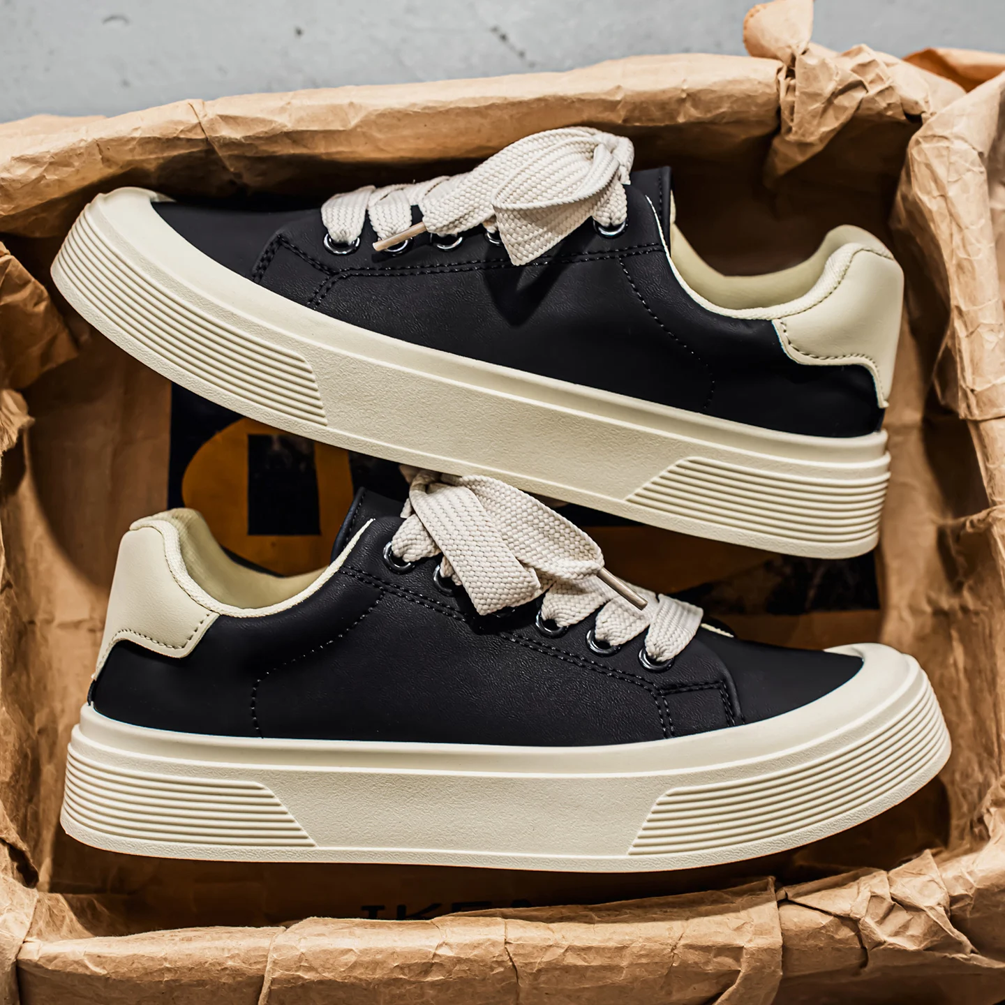 

Мужская повседневная спортивная обувь, удобные противоскользящие кроссовки для бега на открытом воздухе, модные вулканизированные туфли на платформе с ретро-дизайном и шнуровкой.