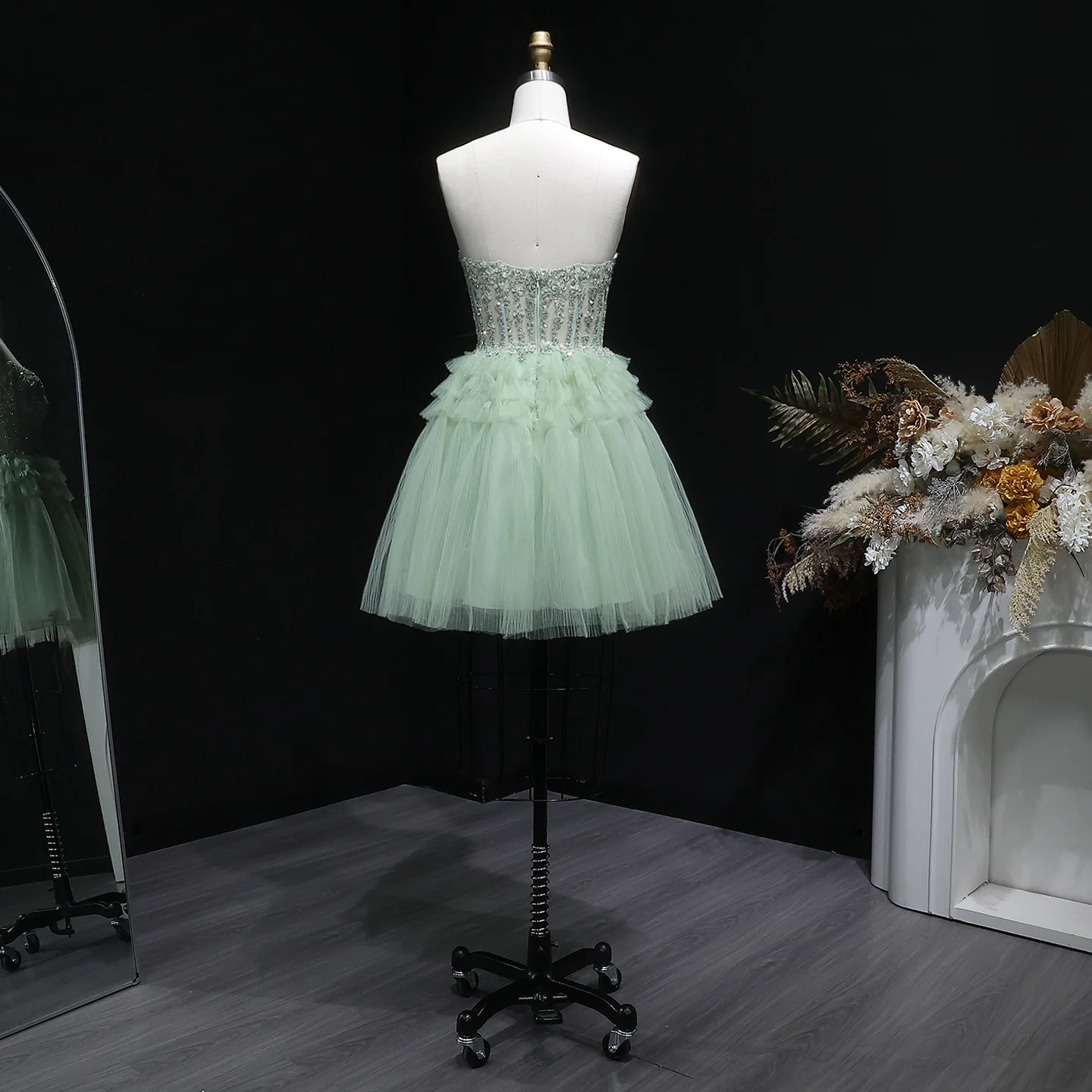 Sharon Said Grünes trägerloses Homecoming-Kleid mit tiefem V-Ausschnitt, Perlenbesetztem Korsett, gestuftem Tüll, Dubai Mini Cocktail- und Abendkleid RM137 Maßanfertigung – Detail 10