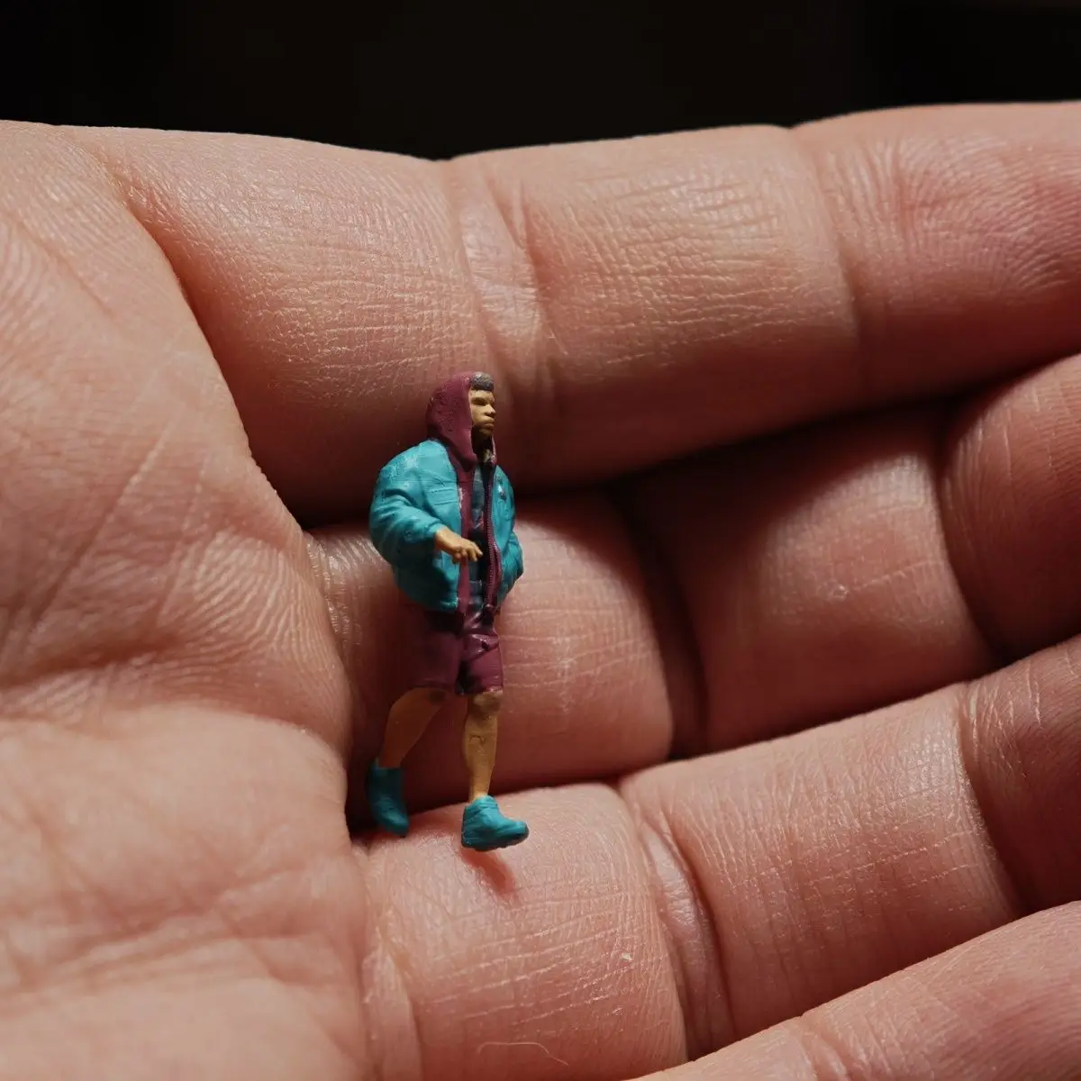 Figurine statique en résine peinte à la main, modèle à capuche pour homme, Diorama de voiture, DIY, 1/64