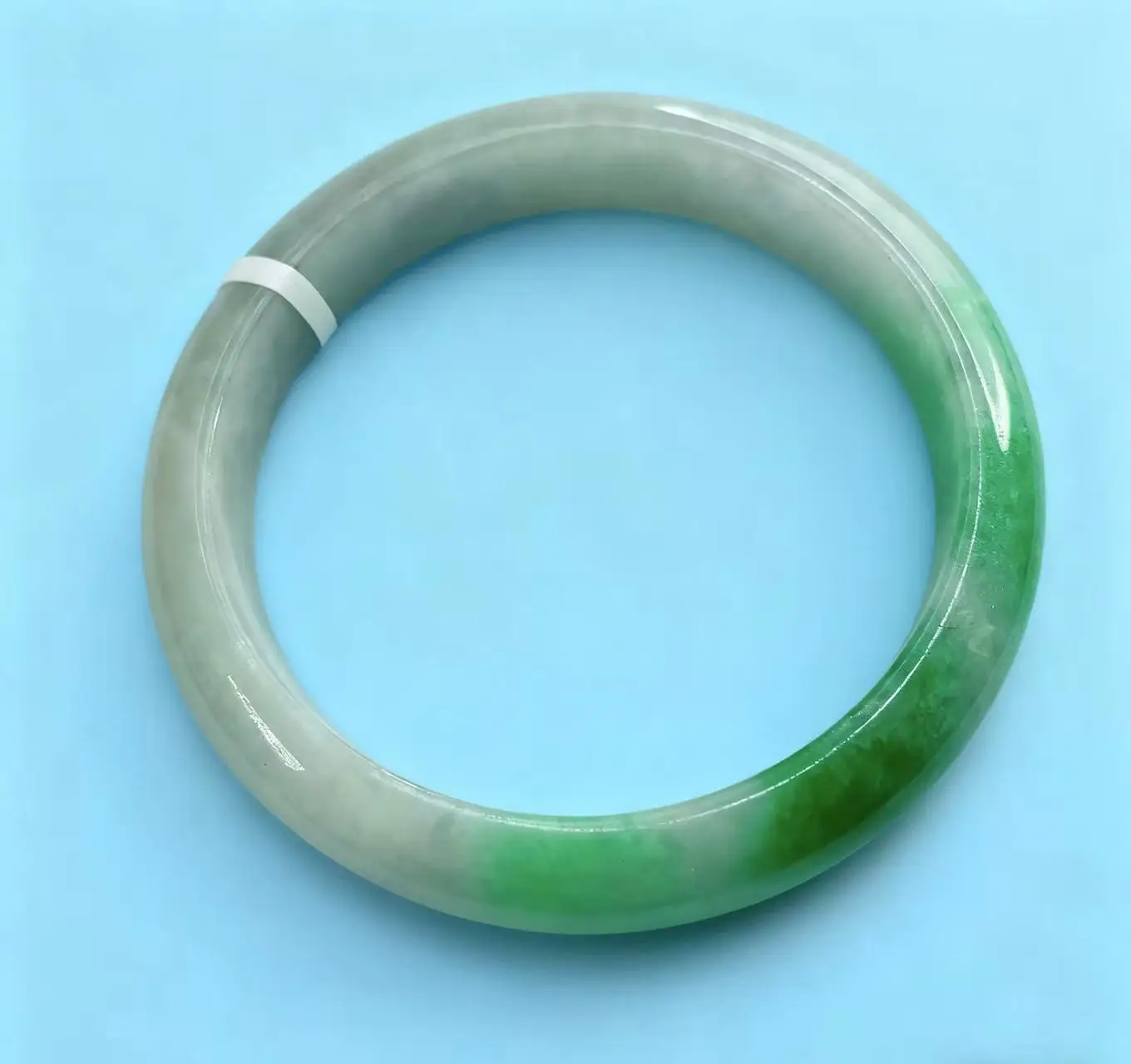 

Один на одной настоящей стрельбе зеленого двухцветного нефритового браслета диаметром 566 мм.